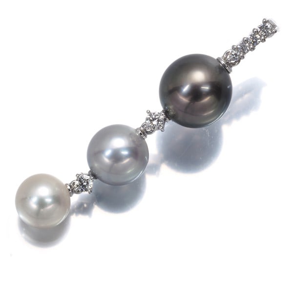 Tasaki Pendant Pearl 7.3-8.0Mm/ 9.5Mm Diamond 0.15Ct 18K 750 White Gold: Tasaki Pendant Pearl 7.3-8.0Mm/ 9.5Mm Diamond 0.15Ct 18K 750 White Gold Tasaki Pendant Pearl features a stunning 18k white gold setting, adorned with an exquisite Akoya pearl measuring approximately
