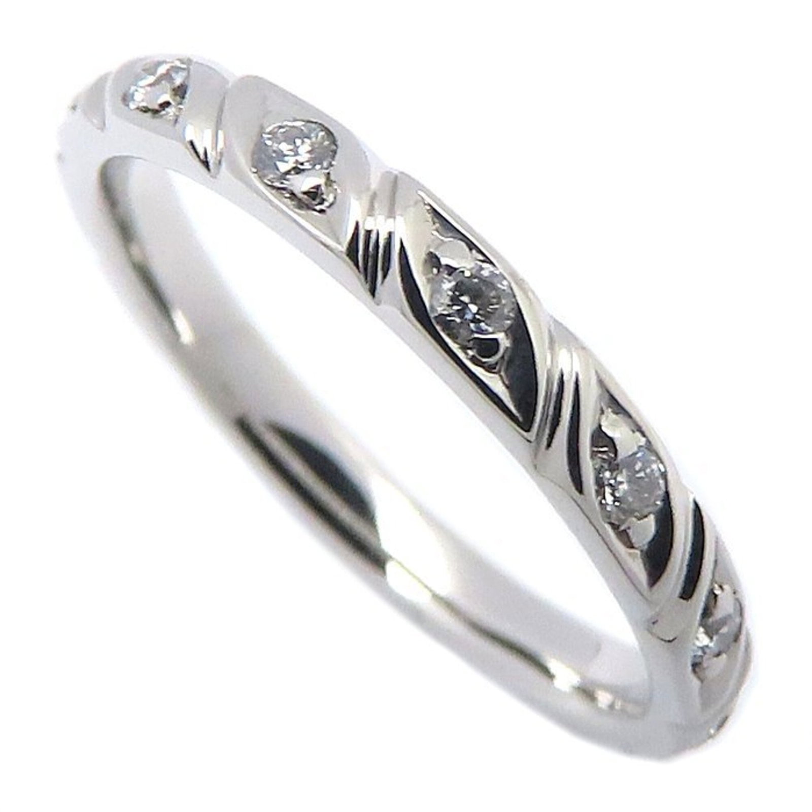 Chaumet Band Ring Platinum 950: Chaumet Band Ring Platinum 950 Chaumet's Band Ring in Platinum 950 boasts a sleek design, featuring a band style with diamond accents. This women's ring is crafted from high-quality platinum and