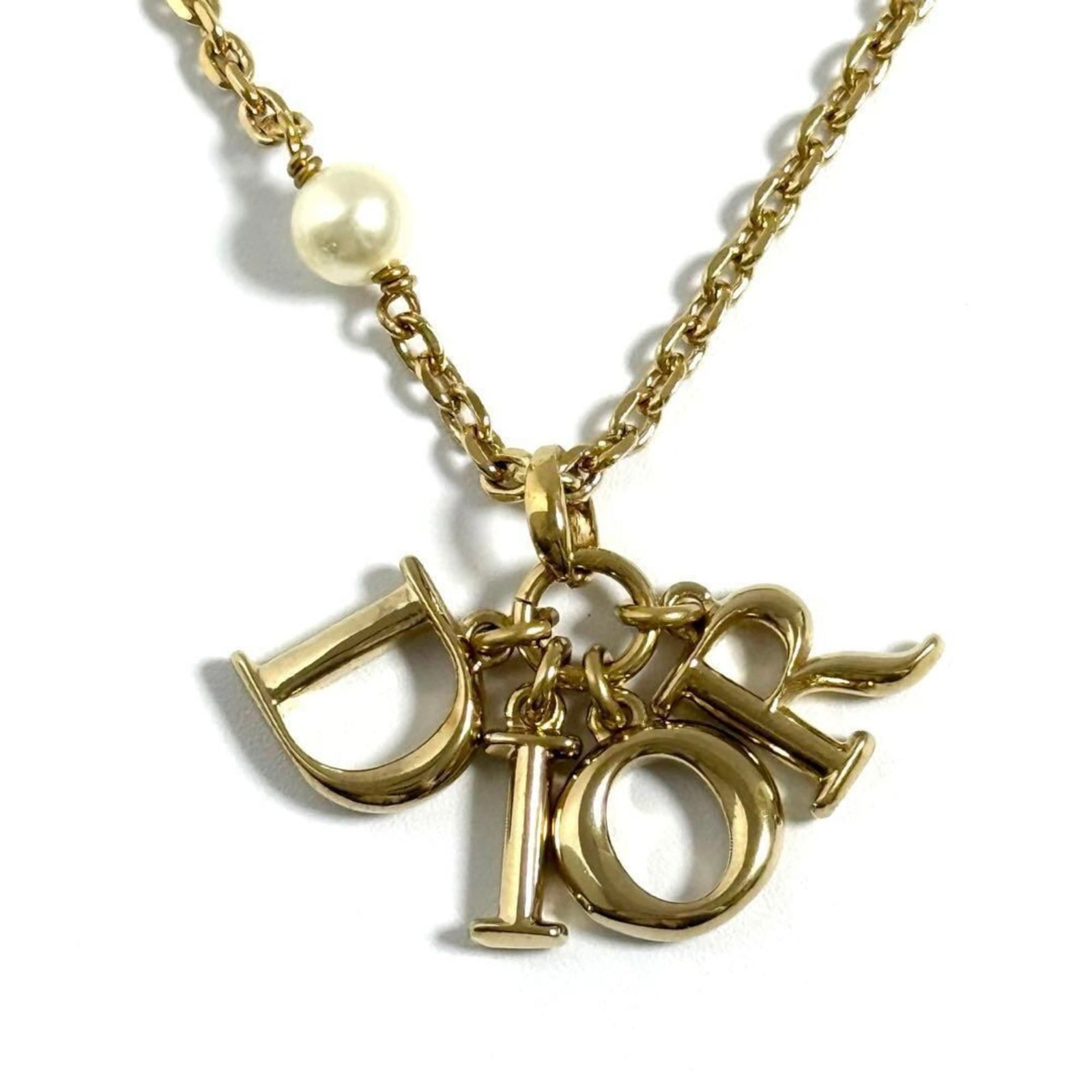 Christian Dior Evolution Pendant Necklace (Dio R): Christian Dior Evolution Pendant Necklace (Dio R) The Christian Dior Evolution Pendant Necklace boasts an elegant design, featuring artificial pearl and metal craftsmanship. Available in sizes to fit