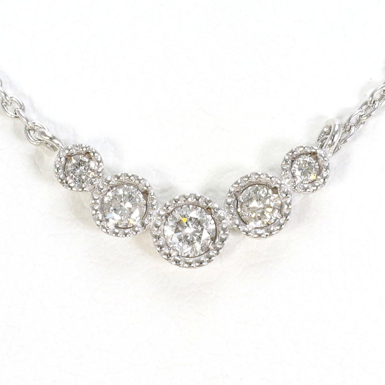 18K (18-Karat White Gold) Necklace With A 0.14 Ct Diamond Total Weight 1.9G 41Cm Length. Jewelry.: 18K (18-Karat White Gold) Necklace With A 0.14 Ct Diamond Total Weight 1.9G 41Cm Length. Jewelry. 18K white gold necklace boasts a total weight of 1.9g, featuring a 0.14 ct diamond with a length of