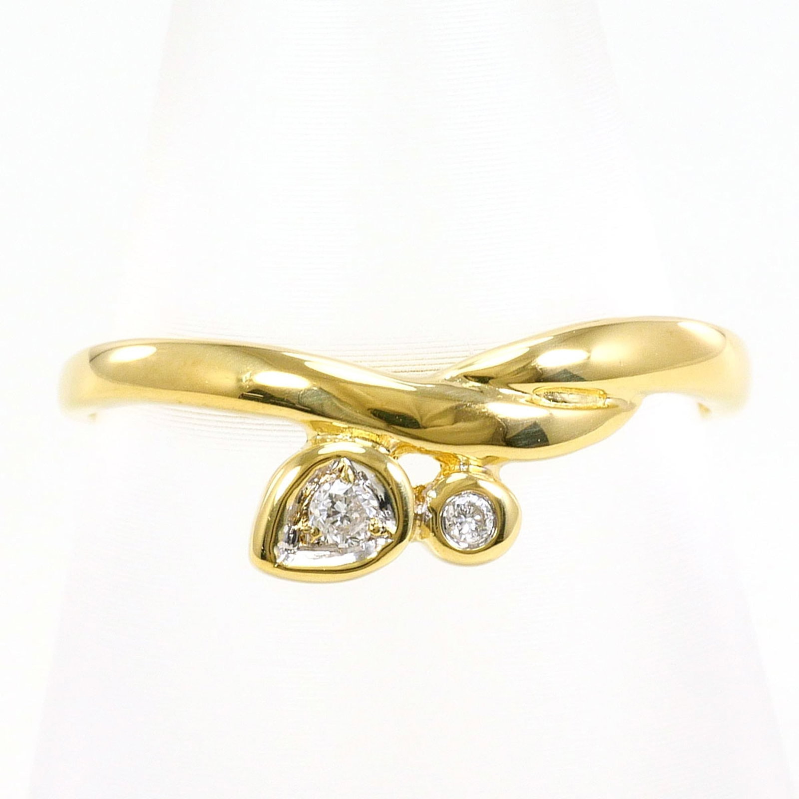 Unbranded Band Ring Yellow Gold (18K): Unbranded Band Ring Yellow Gold (18K) Yellow gold band ring with diamond stone, crafted from 18K yellow gold metal. The ring features a US size 5.5 and JP size 10 fit, making it suitable for women's