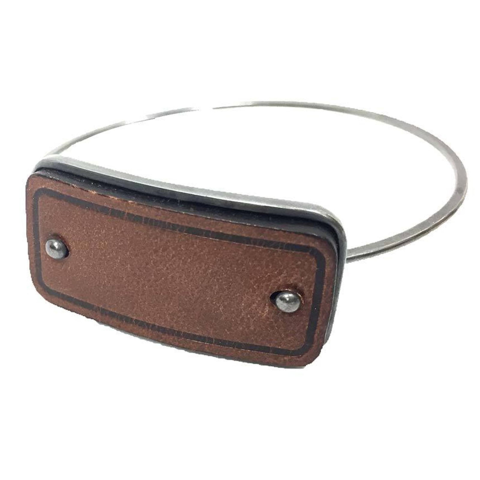 Bottega Veneta Charm Bracelet Leather Silver 925: Bottega Veneta Charm Bracelet Leather Silver 925 Bottega Veneta Charm Bracelet Leather Silver 925 features a unique combination of brown leather and silver 925 details, creating a stylish and elegant