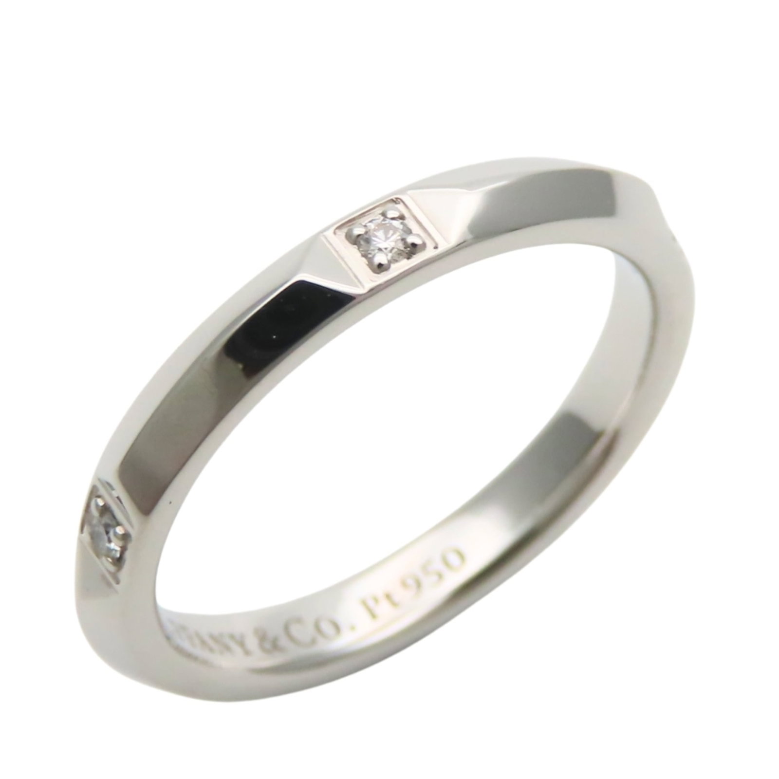 Tiffany platinum ring band: Tiffany platinum ring band Platinum band ring from Tiffany, featuring a diamond stone. Available in US size 5.5 and JP size 10, this piece showcases the luxury of platinum jewelry. Made with
