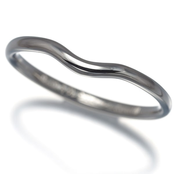 Tiffany&Co. Ring Curved Band Us9 950 Platinum: Tiffany&Co. Ring Curved Band Us9 950 Platinum Tiffany & Co.'s iconic curved band ring showcases the luxury of platinum, with its sleek design and premium metal purity. This US9 size ring features a