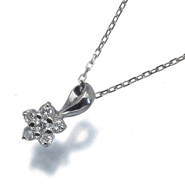 Necklace Diamond Flower 850 Platinum: Necklace Diamond Flower 850 Platinum Platinum metal purity of 850 ensures exceptional durability and shine, while the natural diamond pendant adds a touch of elegance to this necklace. The