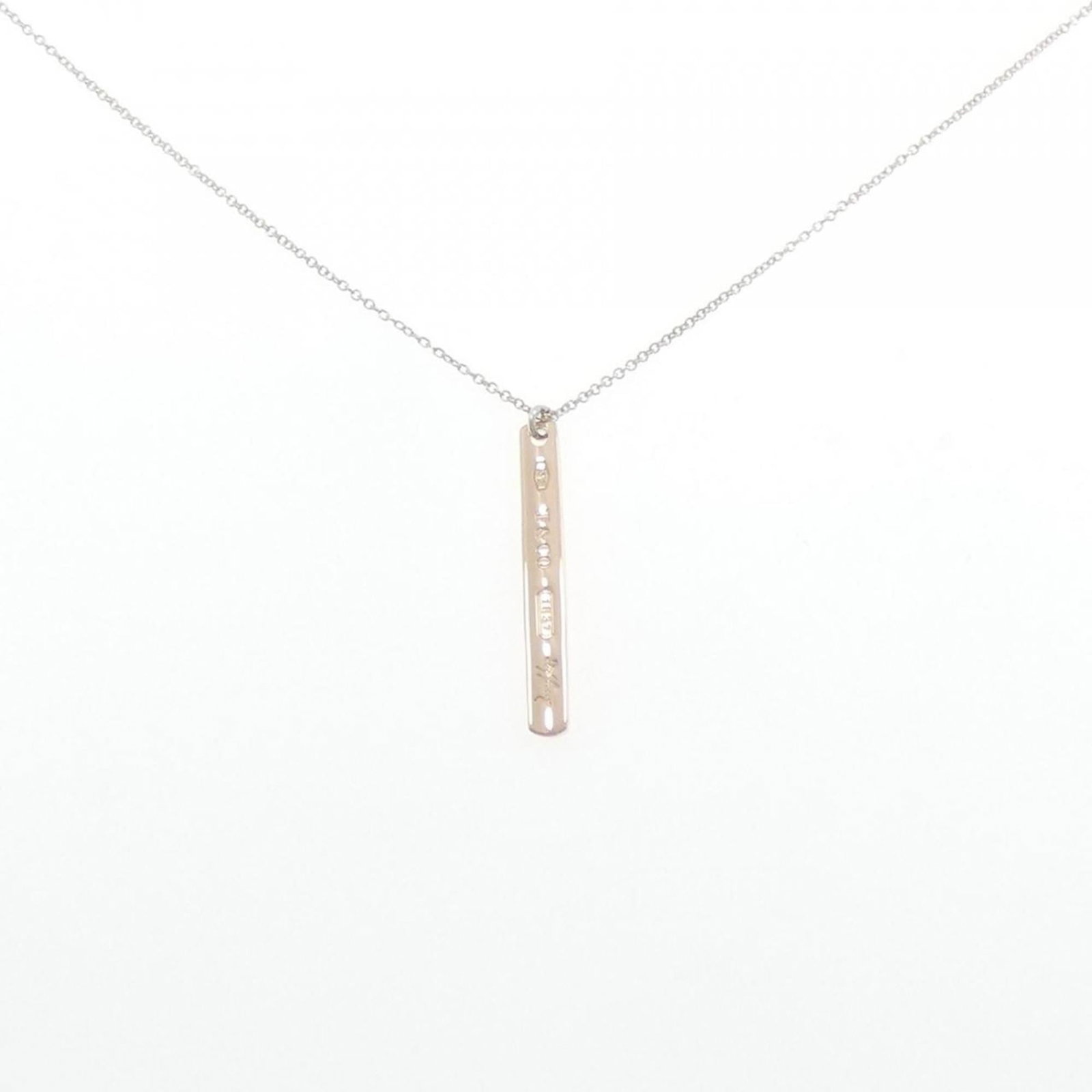 Small necklace 1837 by Tiffany: Small necklace 1837 by Tiffany Small necklace from Tiffany's 1837 collection, featuring a pendant with dimensions of 30.9mm x 4mm and a neck circumference of 41 cm / 16.14''. This piece is a classic