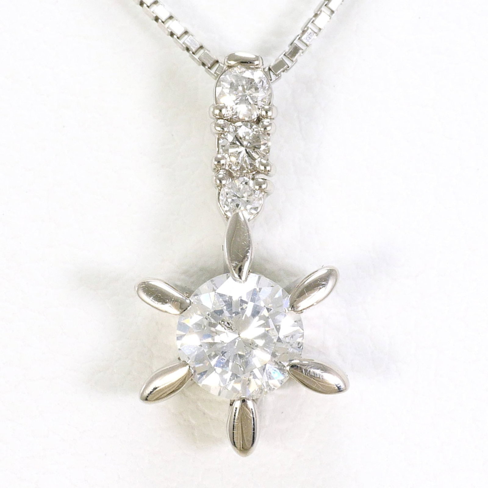 Pt900 Platinum/ Pt850 Necklace With 0.563Ct Diamond (I1 Clarity) Certificate Of Authenticity Total: Pt900 Platinum/ Pt850 Necklace With 0.563Ct Diamond (I1 Clarity) Certificate Of Authenticity Total Platinum 900 and Platinum 850 blend for a luxurious look in this elegant necklace. The centerpiece,