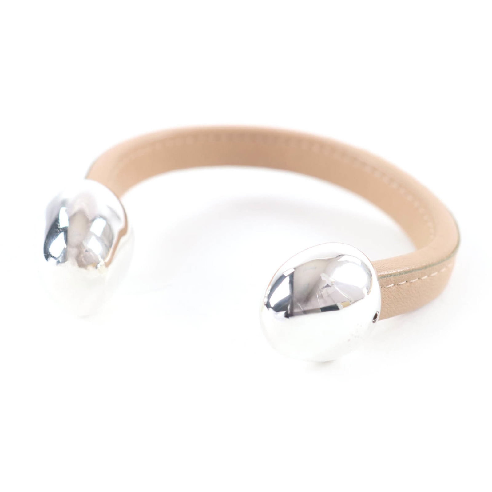 Bottega Veneta Charm Bracelet Leather: Bottega Veneta Charm Bracelet Leather Bottega Veneta Charm Bracelet Leather features a classic design with a beige leather strap, measuring 19cm in length and 1cm in width. The charm bracelet bears