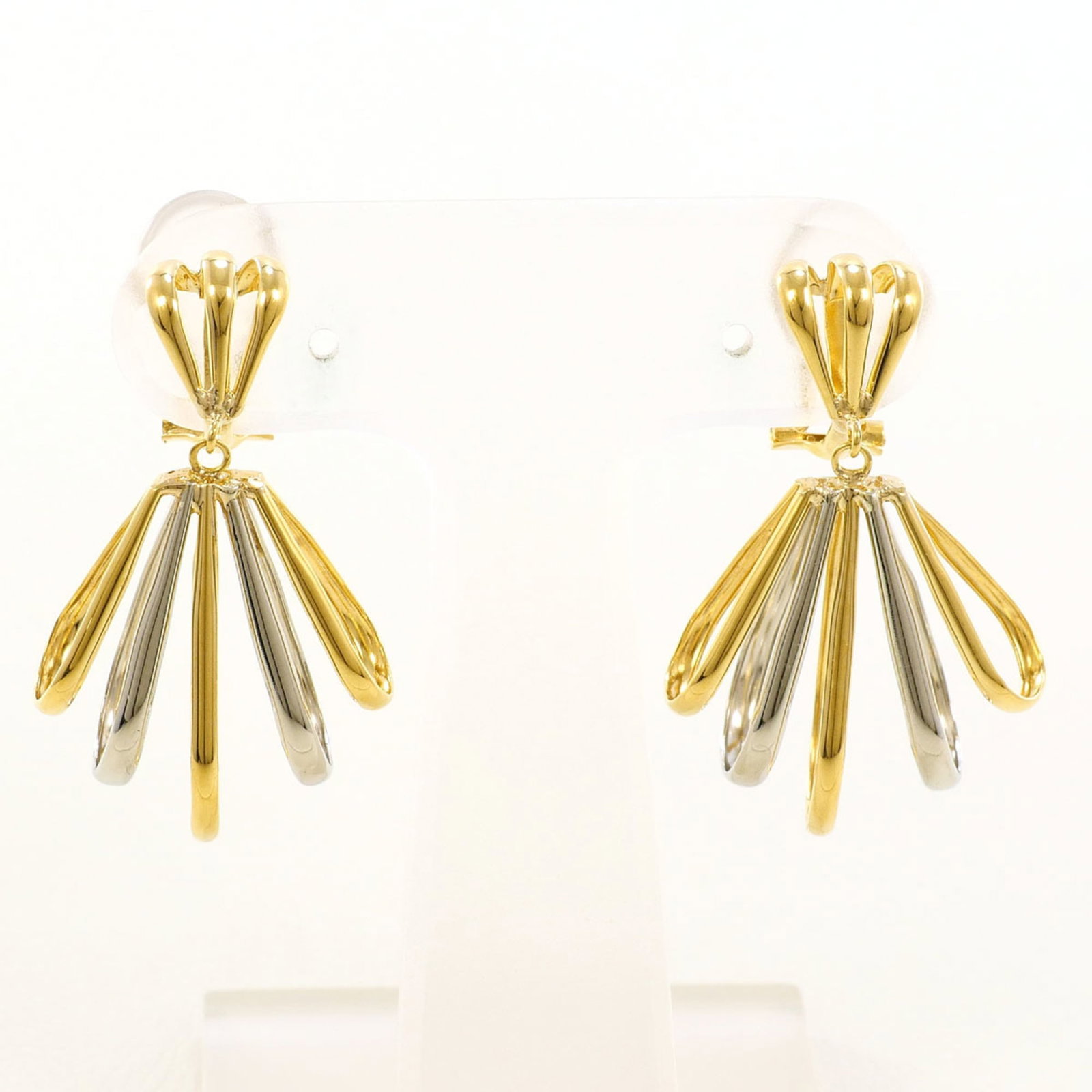 Clip earrings platinum yellow gold 18K unbranded: Clip earrings platinum yellow gold 18K unbranded Clip earrings made from platinum yellow gold 18K, featuring a sleek and modern design. Weighing in at 4.5g / 0.15oz, these unbranded clip earrings show
