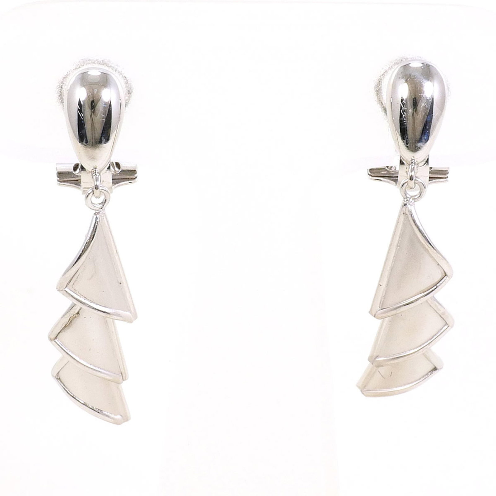 Unbranded Clip Earrings White Gold (14K): Unbranded Clip Earrings White Gold (14K) Clip earrings made from white gold (14K) provide a sleek, minimalist look. Weighing 2.2g each, these small earrings are crafted from high-quality metal. The pu