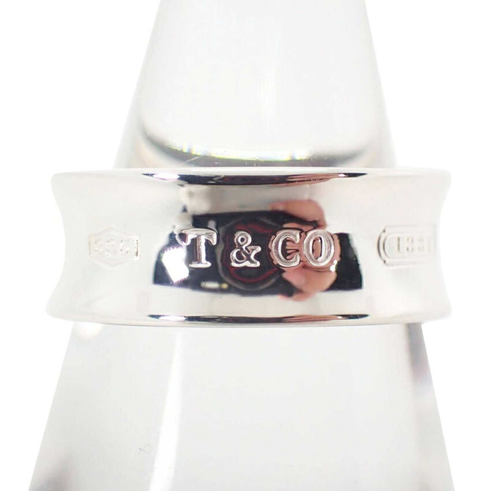 Sterling Silver Tiffany Band Ring 925: Sterling Silver Tiffany Band Ring 925 Sterling silver Tiffany band ring in size 48 US, featuring the brand's signature style. Made from high-quality sterling silver (925), this elegant ring boasts a c