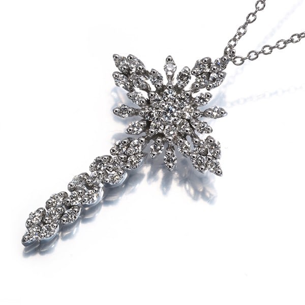 Diamond 0.60Ct Cross Paved Necklace 18K 750 White Gold: Diamond 0.60Ct Cross Paved Necklace 18K 750 White Gold The 0.60ct diamond cross pave necklace features a beautiful natural diamond set in an 18k white gold pendant, surrounded by intricate pave