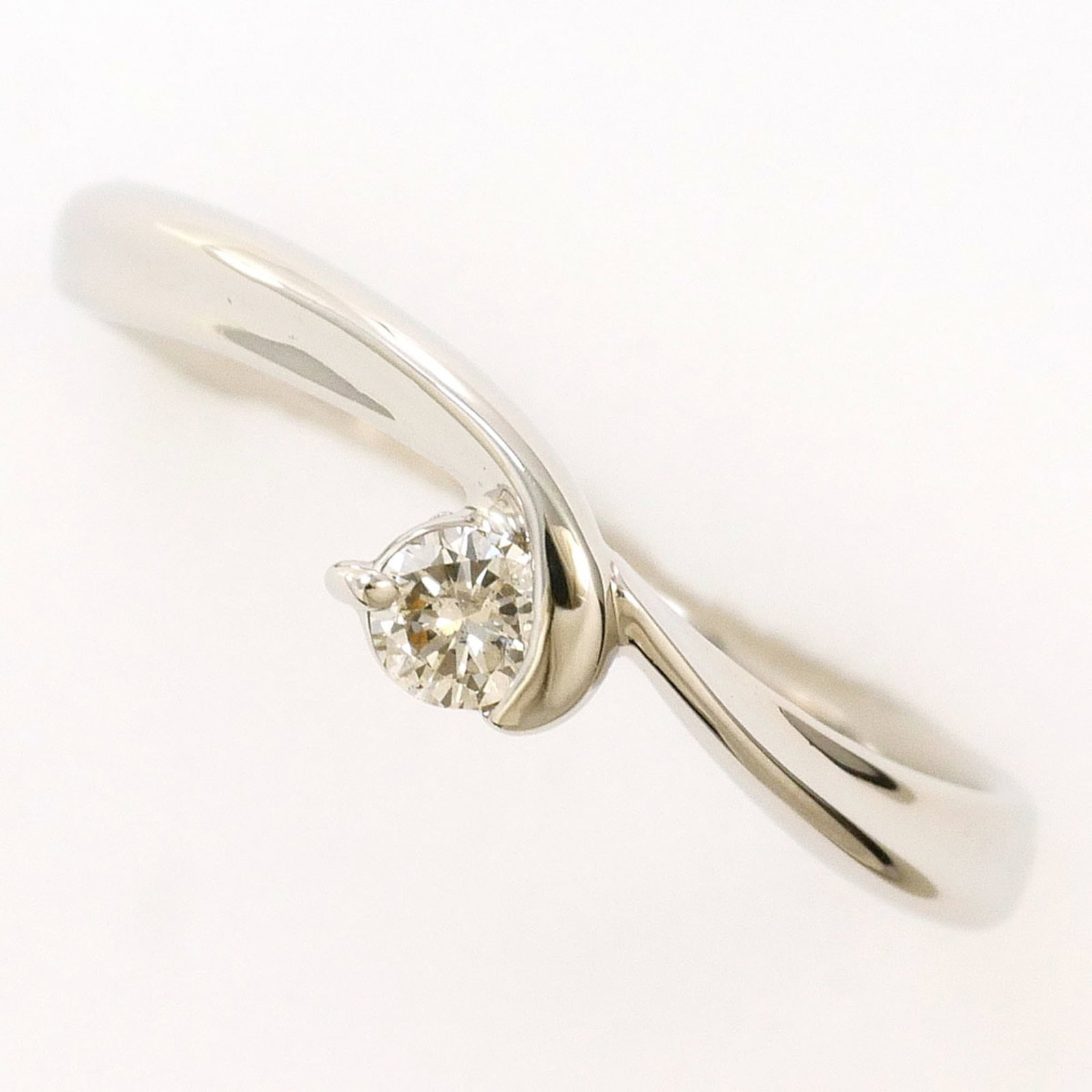 Ring Band Platinum Unbranded 900: Ring Band Platinum Unbranded 900 Platinum band ring with a 0.10 carat diamond, featuring a sleek 5mm width and US size 6/JP size 11.5 fit. Made from high-quality platinum metal, this unbranded ring