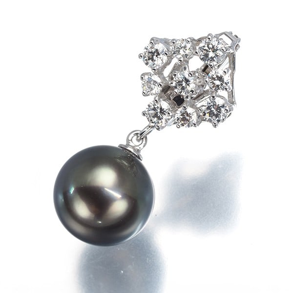 Tasaki Pendant Black South Sea Pearl 10.5Mm Diamond 0.54Ct 3Way 18K Wg: Tasaki Pendant Black South Sea Pearl 10.5Mm Diamond 0.54Ct 3Way 18K Wg 18k White Gold Pendant Features a Cultured South Sea Pearl, Set with 0.54ct Diamond, in a Unique 3-Way Design. The pendant's