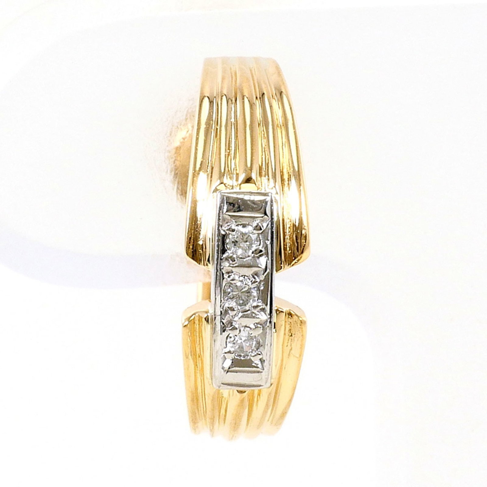 Clip earrings platinum yellow gold 18K unbranded: Clip earrings platinum yellow gold 18K unbranded Clip earrings in platinum yellow gold 18K, featuring a diamond stone and weighing 2.4g / 0.08oz. Made from high-quality 18K gold and platinum, these