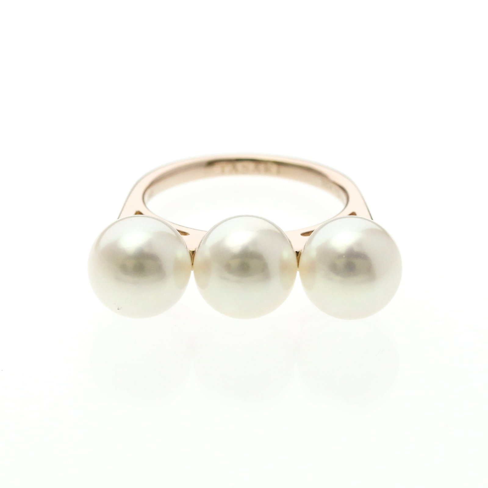 Pink Gold 18K Band Ring Tasaki: Pink Gold 18K Band Ring Tasaki Pink gold 18K Band Ring Tasaki boasts a striking pink hue, adding a touch of elegance to any outfit. Crafted from high-quality pink gold (18K) metal, this band ring