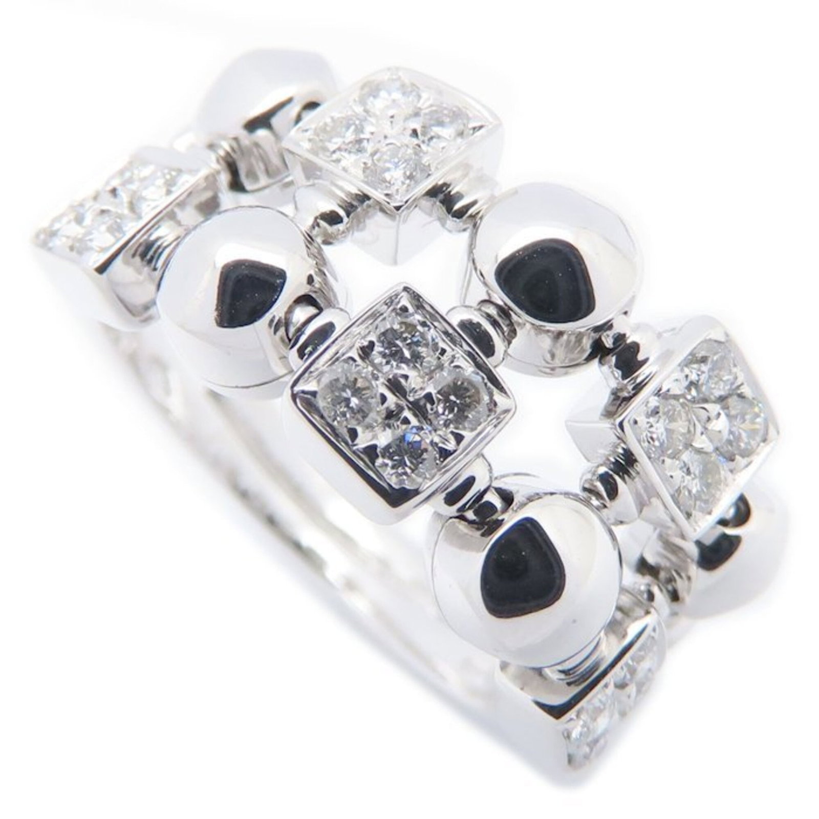 Bvlgari Band Ring White Gold (18K): Bvlgari Band Ring White Gold (18K) This Bvlgari band ring in white gold (18K) features a diamond stone, set on a sleek and modern design. Made from high-quality 18K white gold, the ring weighs 9g and 