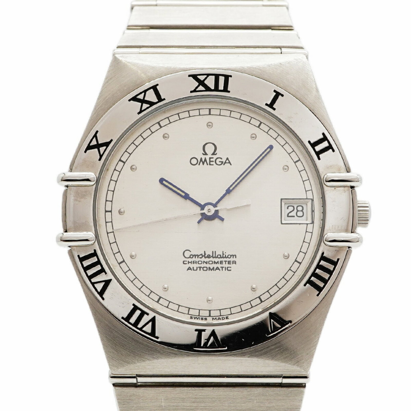 Wristwatch of Omega: Wristwatch of Omega Stainless steel band and silver dial make for a sleek, modern look. This Omega self-winding automatic watch boasts a compact case diameter of 34.9mm, perfect for everyday wear.