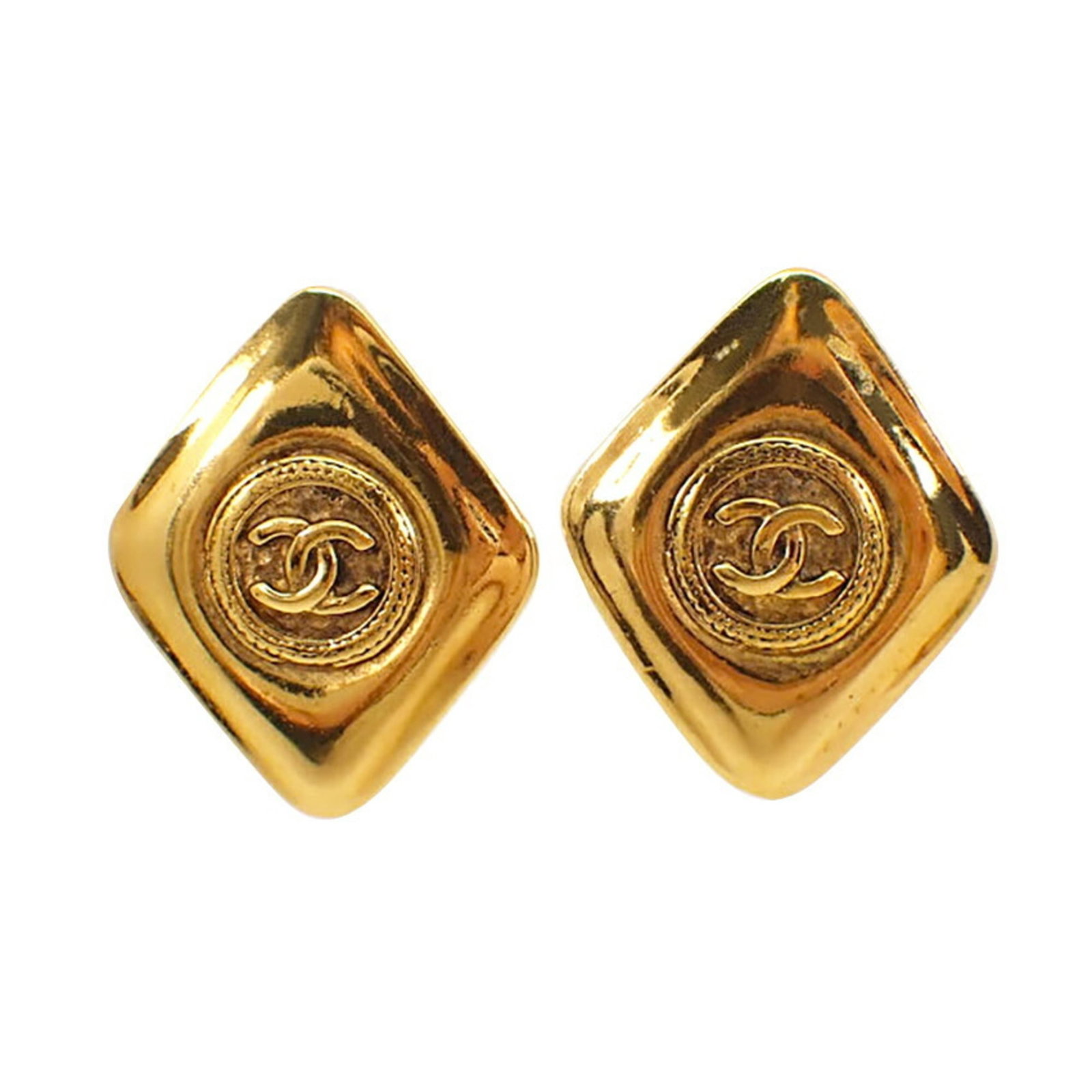 Clip earrings by Chanel: Clip earrings by Chanel Clip earrings by Chanel, featuring a sleek design with dimensions of 34.20mm x 27.70mm, come in a protective case and are designed for women. These stylish accessories
