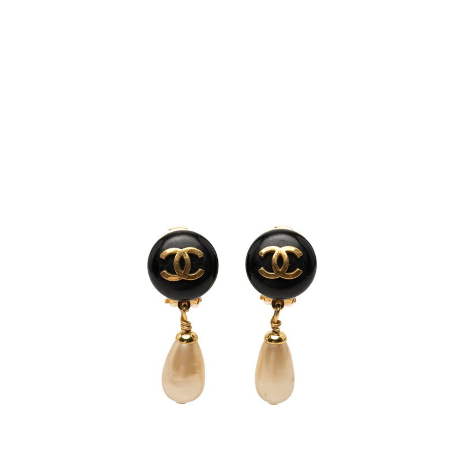Clip earrings by Chanel: Clip earrings by Chanel Clip earrings by Chanel in sleek black and gold, measuring 37.80mm x 15.10mm for a stylish and sophisticated touch. Made with precise attention to detail, these clip earrings
