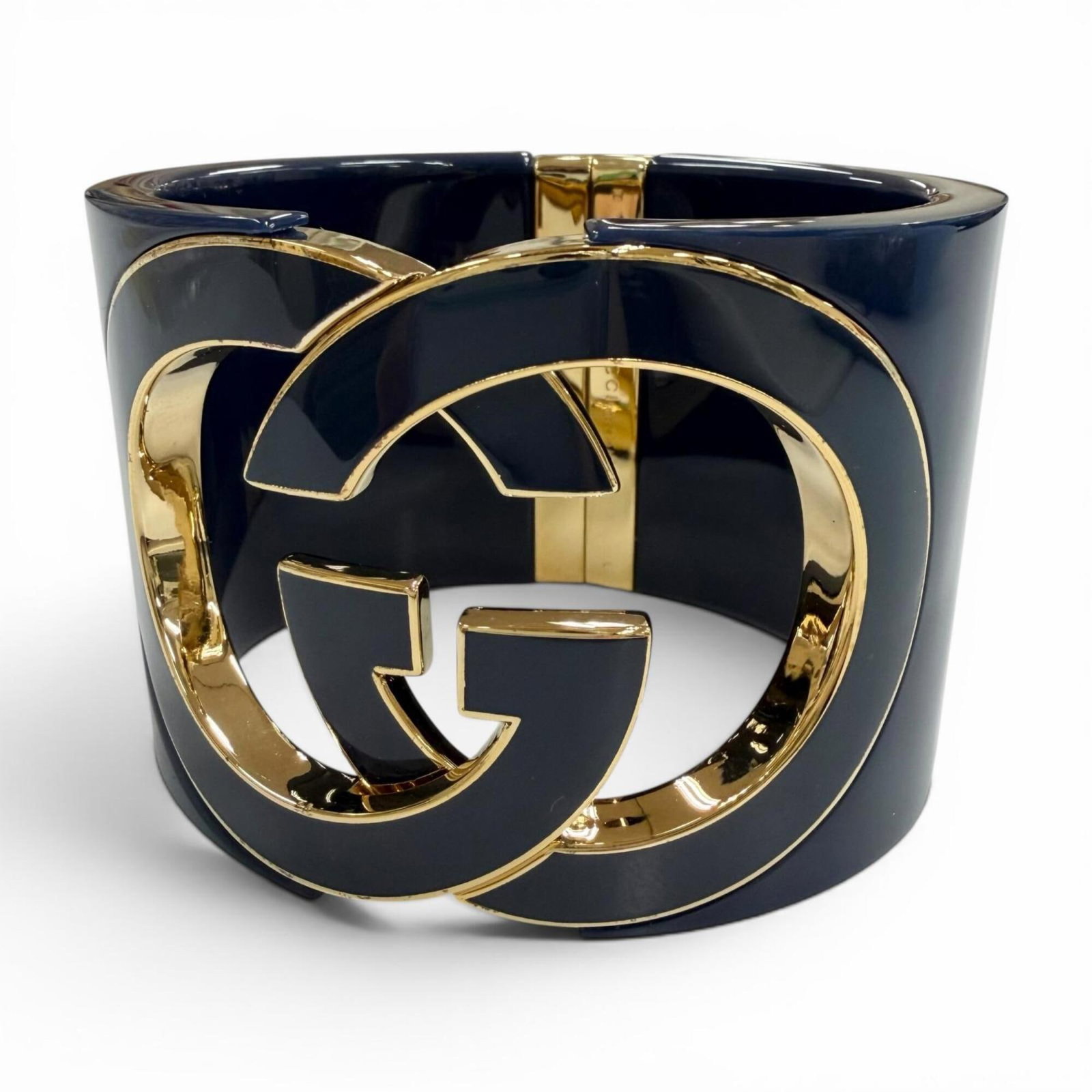 Bangle Gucci: Bangle Gucci Gold bangle from Gucci, Italy, measuring 18cm in length. This gold bangle features the iconic Gucci brand and a classic design that adds a touch of luxury to any outfit. Made with