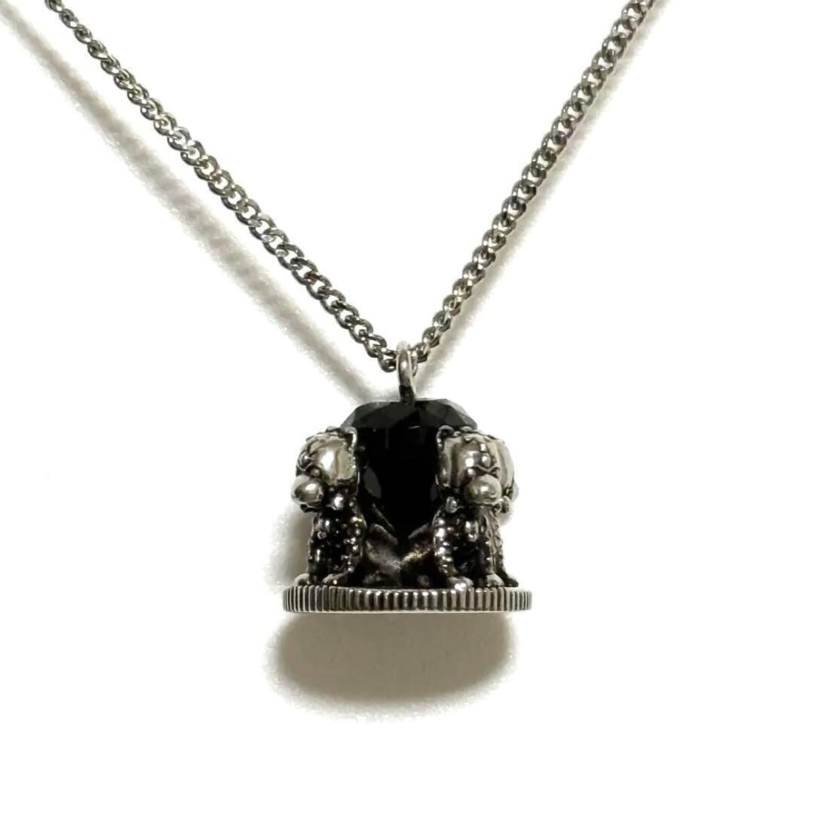 Christian Dior Men's Pendant Necklace Dog: Christian Dior Men's Pendant Necklace Dog The Christian Dior Men's Pendant Necklace features a stylish design with metal and rhinestone details. Available in sizes 65 cm - 67 cm, this necklace can be