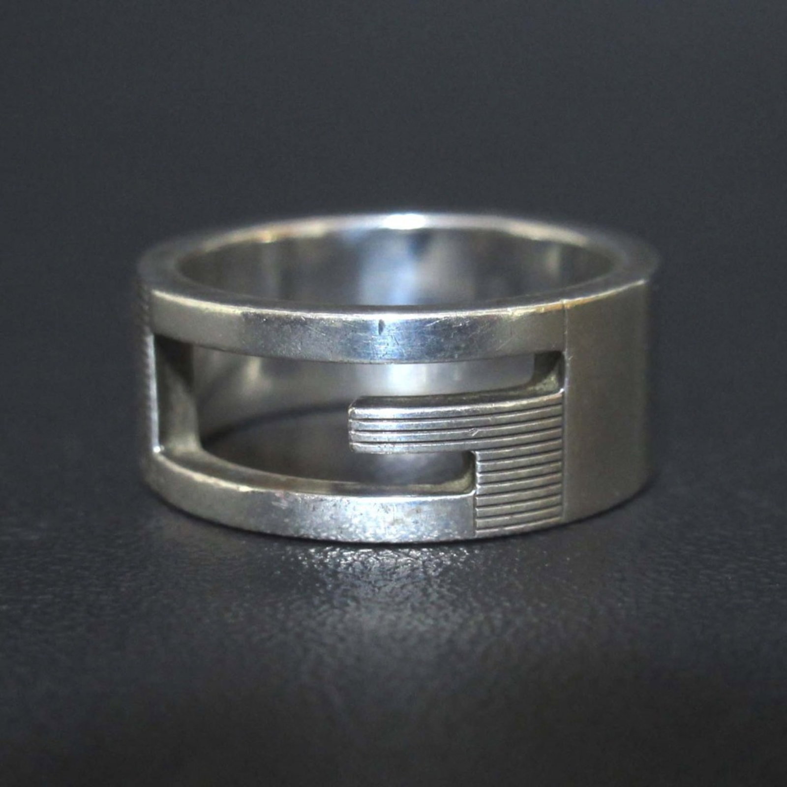 Gucci Band Ring Silver 925: Gucci Band Ring Silver 925 Silver 925 band ring from Gucci, available in US size 6 and JP size 11. This elegant ring features a sleek silver design that adds a touch of sophistication to any outfit.