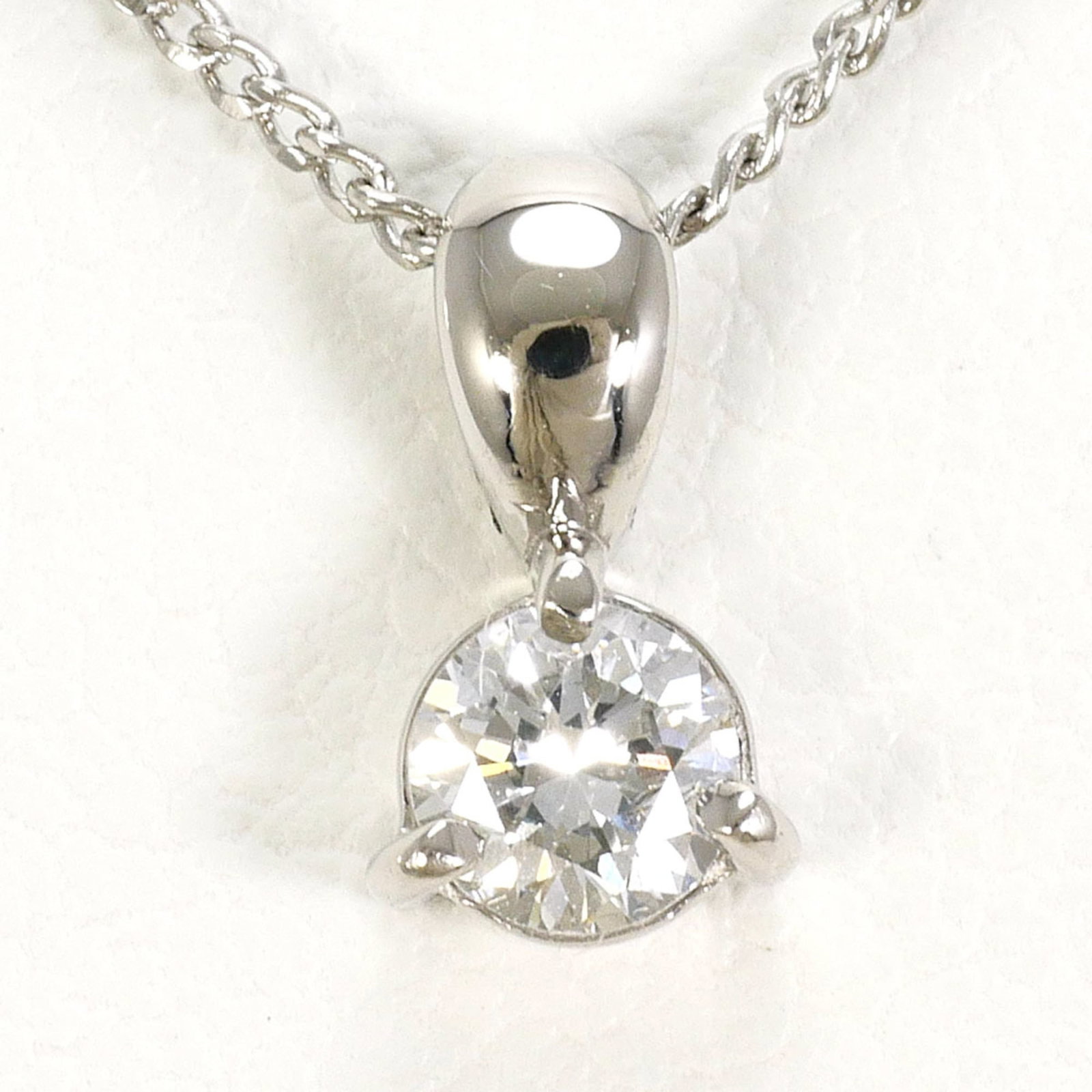 Pt900 Platinum/ Pt850 Necklace With 0.18Ct Diamond Total Weight 2.3G 40Cm Like New Condition: Pt900 Platinum/ Pt850 Necklace With 0.18Ct Diamond Total Weight 2.3G 40Cm Like New Condition Platinum/ Pt900 Necklace With 0.18Ct Diamond Total Weight 2.3G Features A 40cm Length, Sturdy Design. This