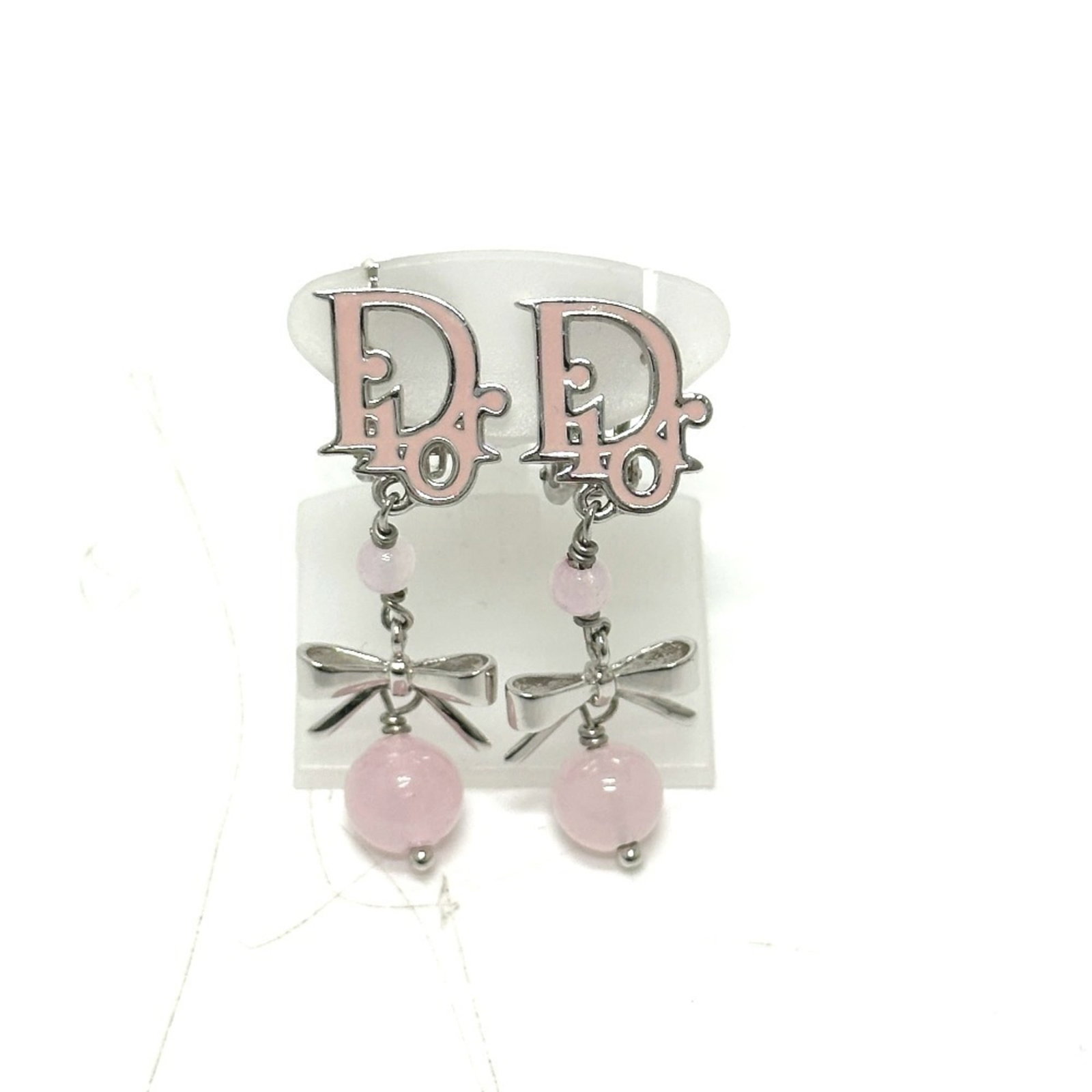 Christian Dior Clip Earrings Metal: Christian Dior Clip Earrings Metal Pink clip earrings from Christian Dior, featuring metal construction and a signature. The earrings measure 40mm x 11mm in size and have a distinctive pink color.