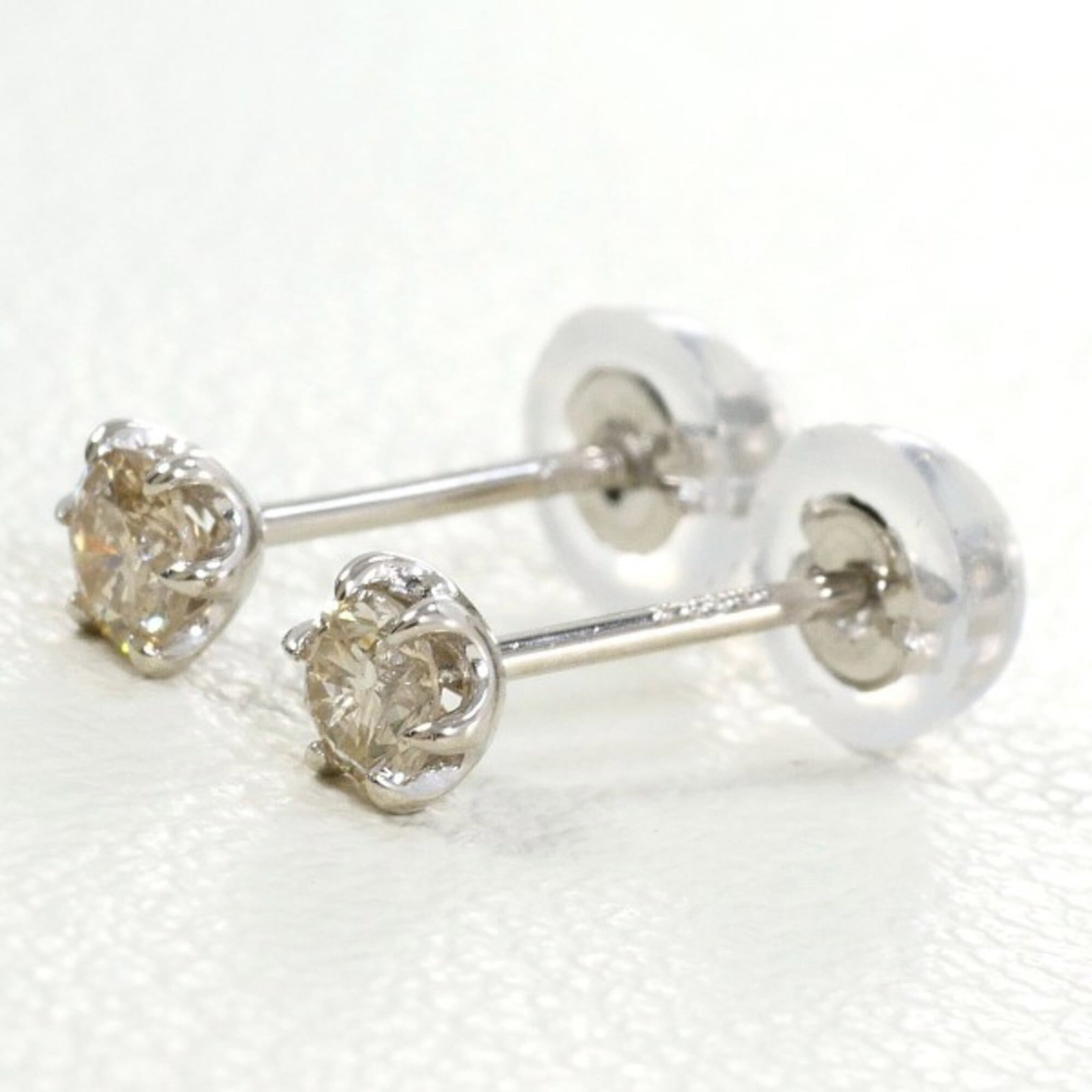 Stud earrings platinum 900 unbranded: Stud earrings platinum 900 unbranded Platinum stud earrings with a 0.10 carat diamond feature, weighing in at 0.4g / 0.01oz, are made from platinum 900 metal. The unbranded design showcases the natura