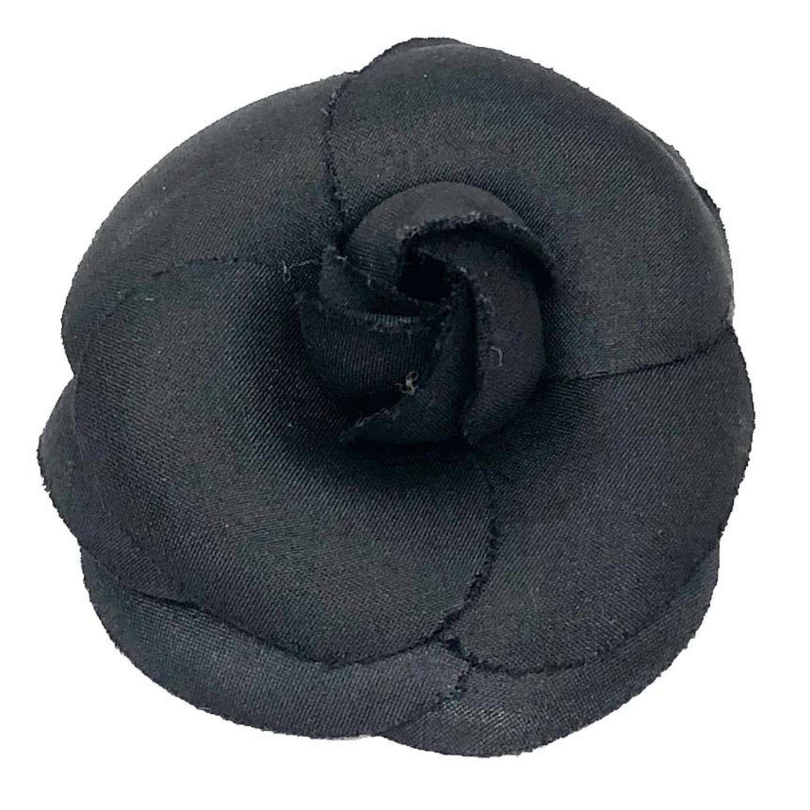 Corsage Chanel: Corsage Chanel Corsage Chanel, an elegant Italian design featuring the iconic Camellia motif, bears a signature. Measuring 6cm x 6cm in size, this black corsage showcases a sleek and sophisticated