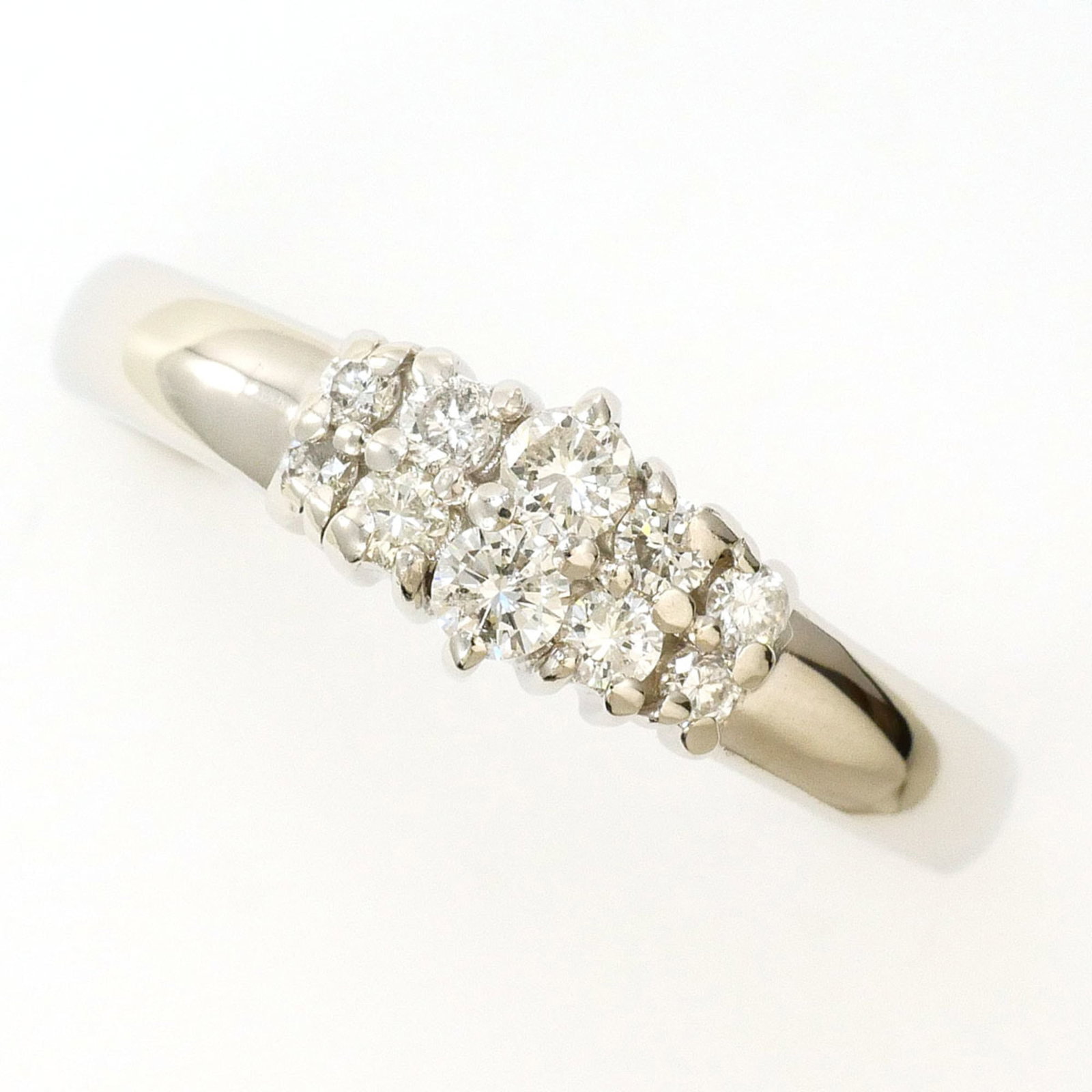 Ring Band Platinum Unbranded 900: Ring Band Platinum Unbranded 900 The Ring Band Platinum Unbranded 900 boasts a striking platinum finish and features a diamond stone, weighing 0.30 carats. Its US size 7 and JP size 14 fit