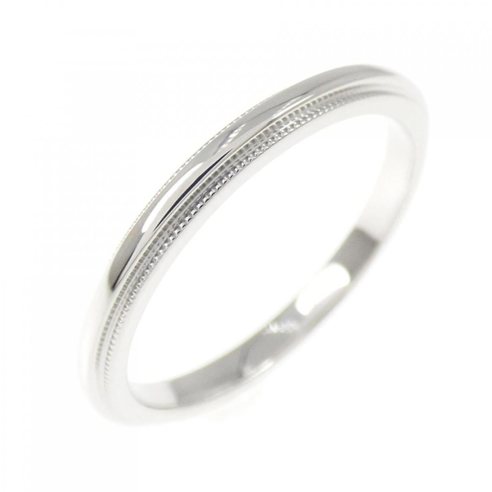 Tiffany platinum ring band: Tiffany platinum ring band Tiffany platinum ring band, crafted from high-quality platinum, features a sleek and sophisticated design. With a US size 6 and JP size 11.5, this ring is designed to fit