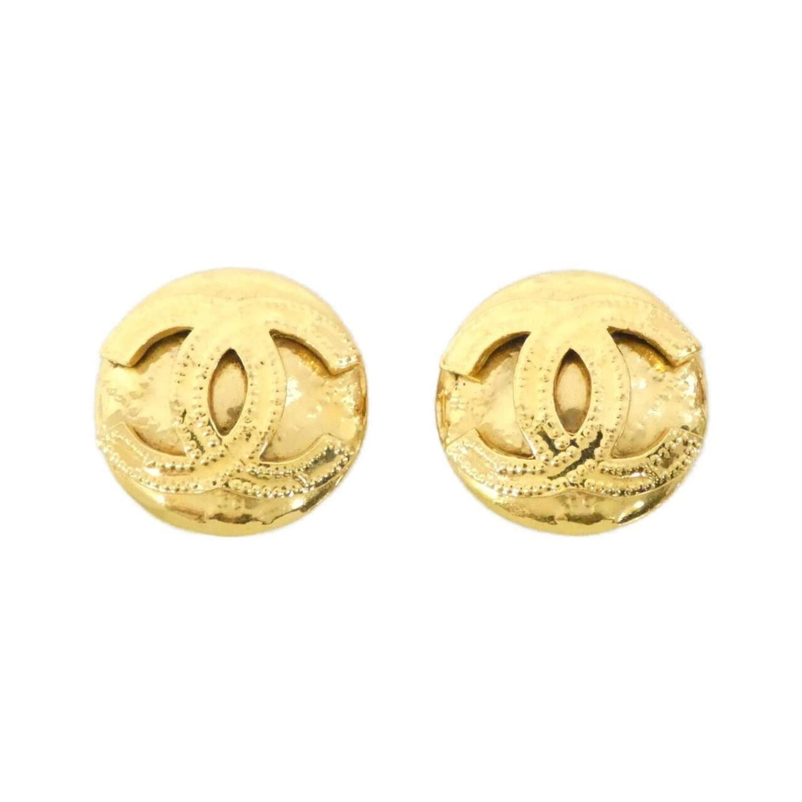 Clip earrings by Chanel: Clip earrings by Chanel Clip earrings by Chanel, crafted in gold and measuring 25.00mm x 25.00mm, showcase the brand's attention to detail with their precise size and shape. Made from a luxurious
