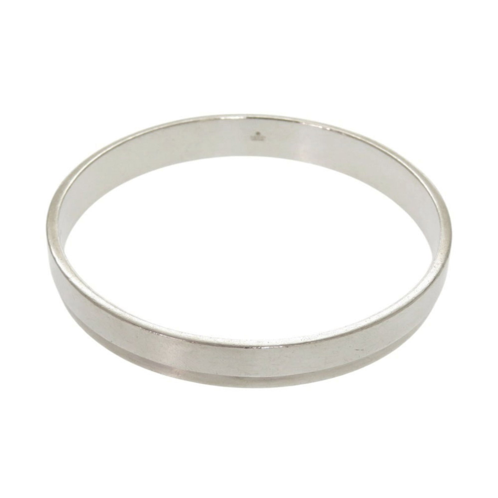 Bangle Gucci Silver 925: Bangle Gucci Silver 925 Silver bangle from Gucci, made with high-quality silver 925 material, features a sleek and modern design. Measuring 20cm in length, this stylish accessory adds a touch of
