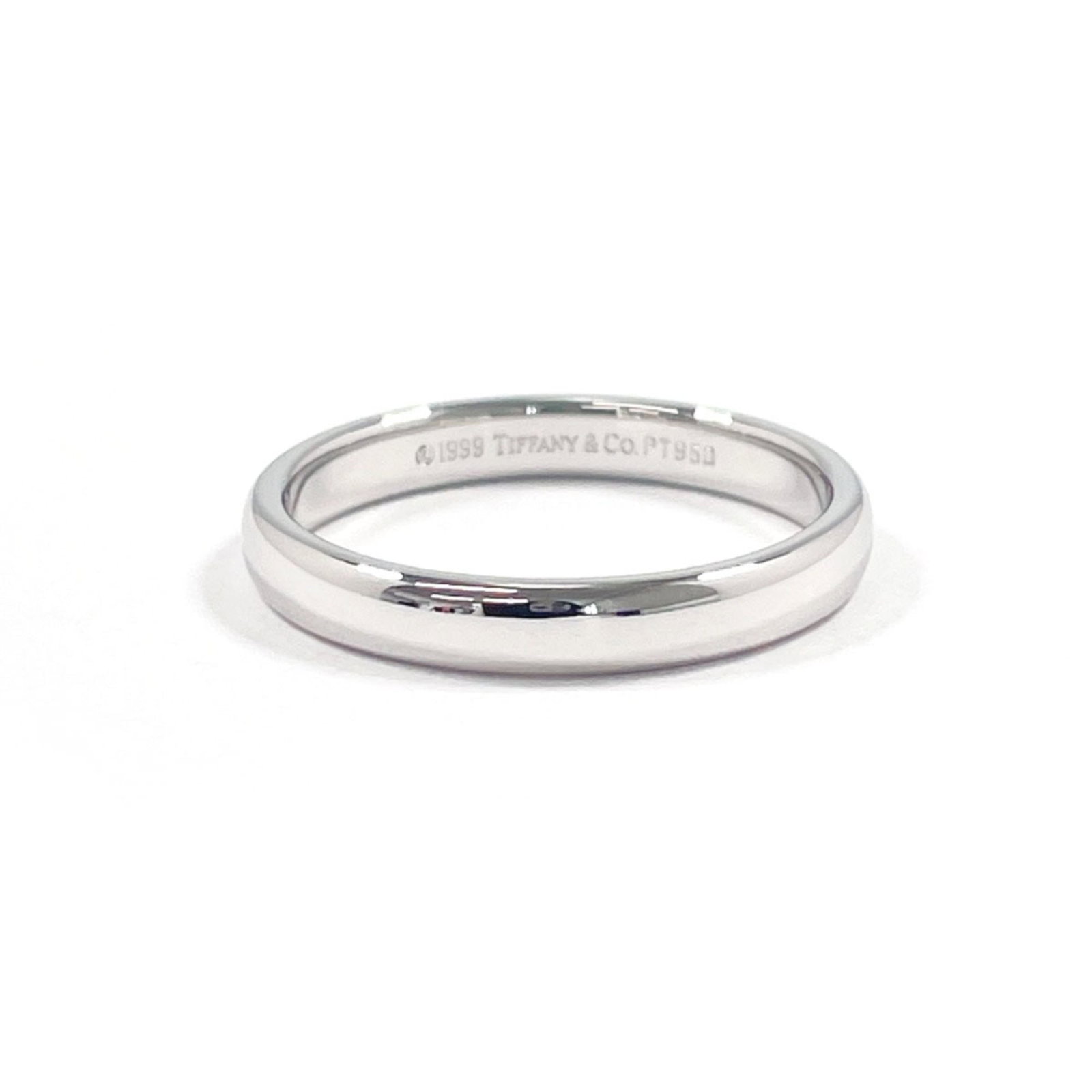Tiffany platinum ring band: Tiffany platinum ring band Platinum band ring from Tiffany, featuring a silver finish and US size 7. This 950 platinum piece is available in Japanese size 14.5 for added versatility. Item Specifics: