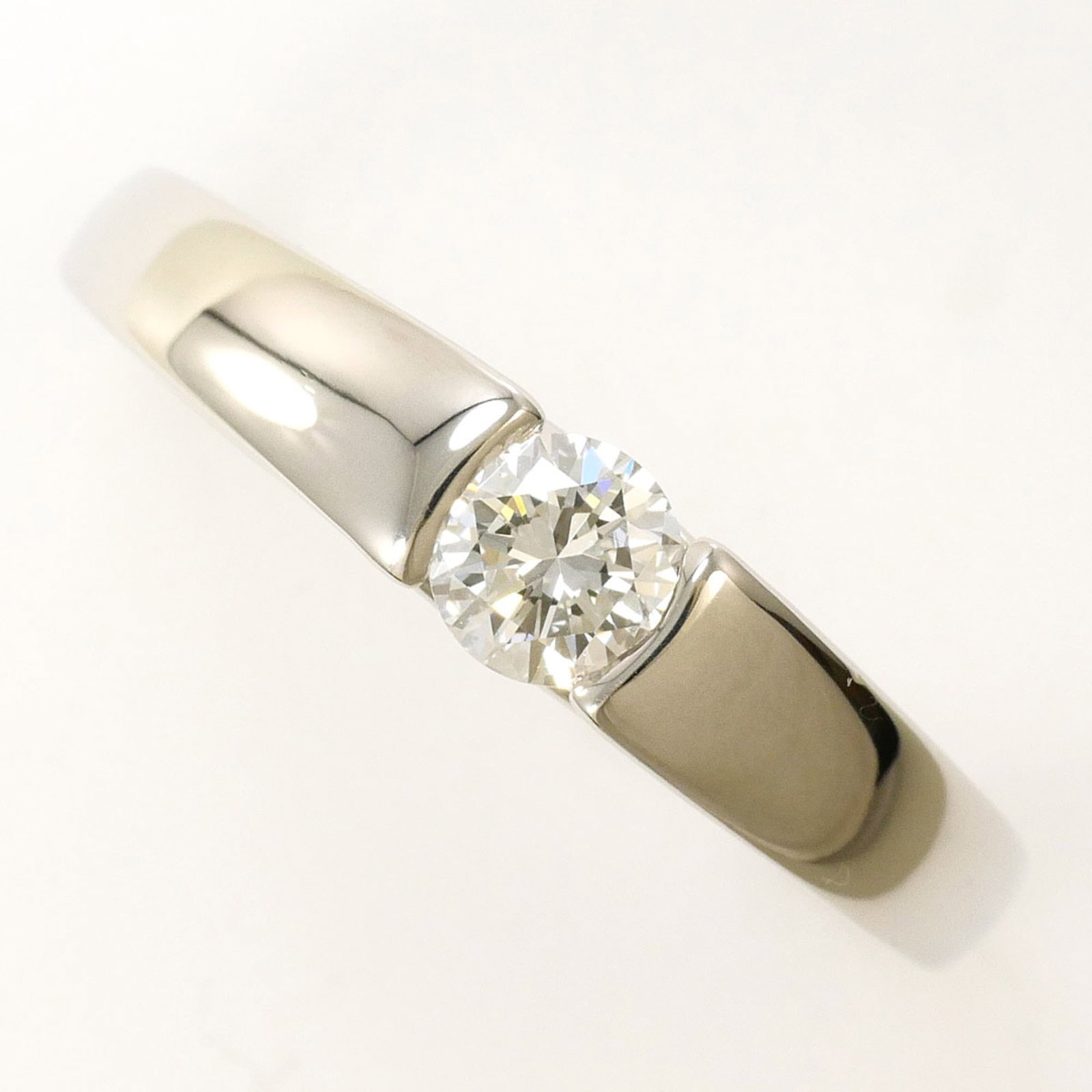 Ring Band Platinum Unbranded 900: Ring Band Platinum Unbranded 900 Platinum band ring features a diamond stone weighing 0.28 carats, set in a platinum metal construction with a US size 6.5 and JP size 13 fit. The ring's width is 4mm