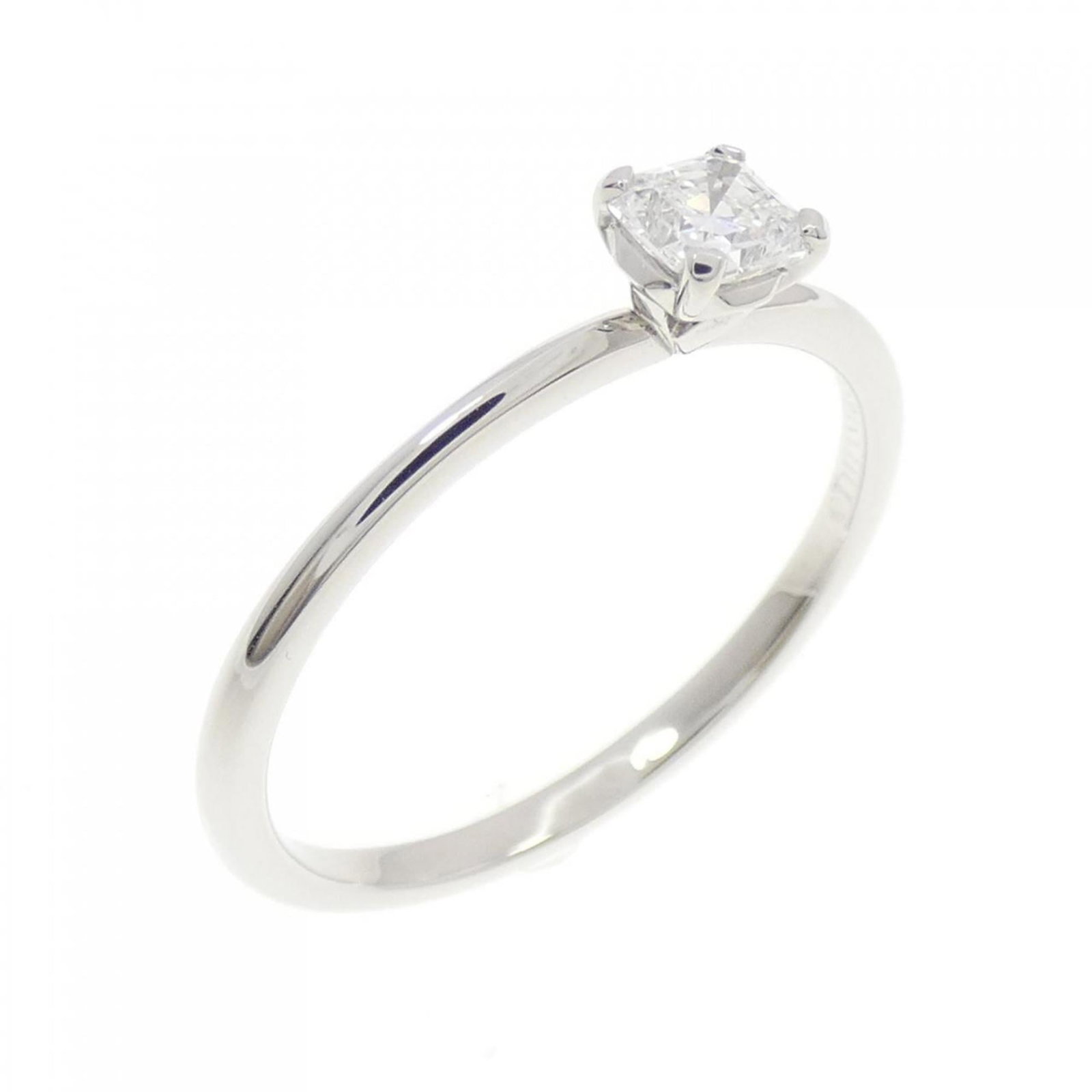 Platinum Ring Band Tiffany: Platinum Ring Band Tiffany Platinum Ring Band Tiffany is made from platinum, a durable and luxurious metal. This women's band ring features the iconic Tiffany brand and comes in US size 6.5 and JP