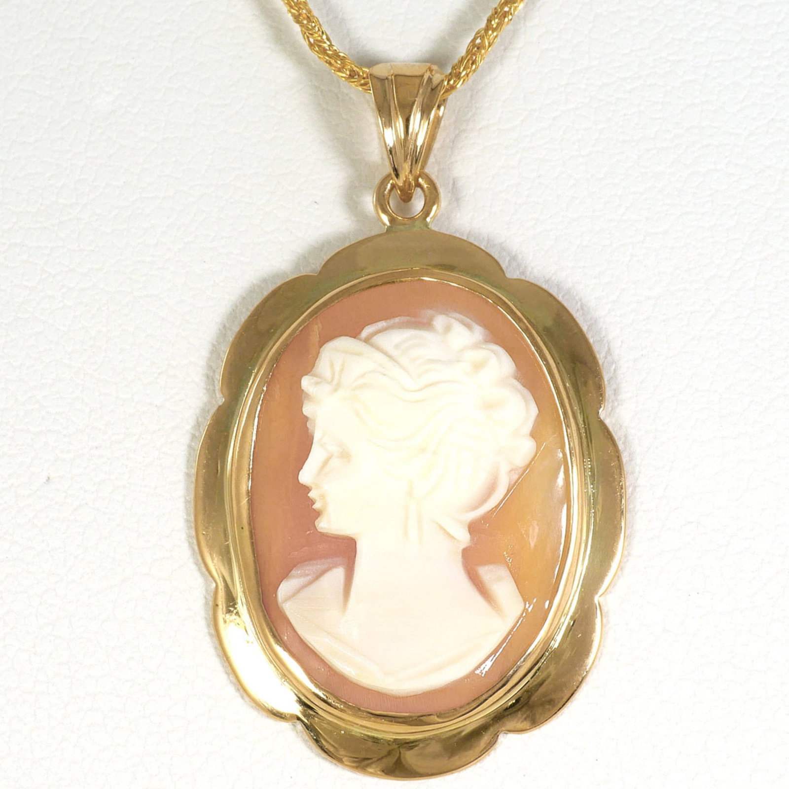 Yellow Gold Necklace Brooch With Shell Cameo 18K 45cm Jewelry Total Weight 5.9G: Yellow Gold Necklace Brooch With Shell Cameo 18K 45cm Jewelry Total Weight 5.9G Yellow gold necklace brooch with a beautiful shell cameo, crafted from 18K gold and weighing 5.9g. The pendant measures