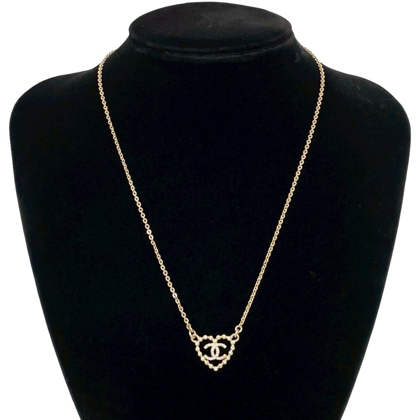Chanel Coco Mark Heart Motif Rhinestone Plated Chain Necklace In Silver 80961: Chanel Coco Mark Heart Motif Rhinestone Plated Chain Necklace In Silver 80961 Silver Chanel Coco Mark Heart Motif Rhinestone Plated Chain Necklace with a 47.5 cm / 18.7'' chain length and a 17mm x
