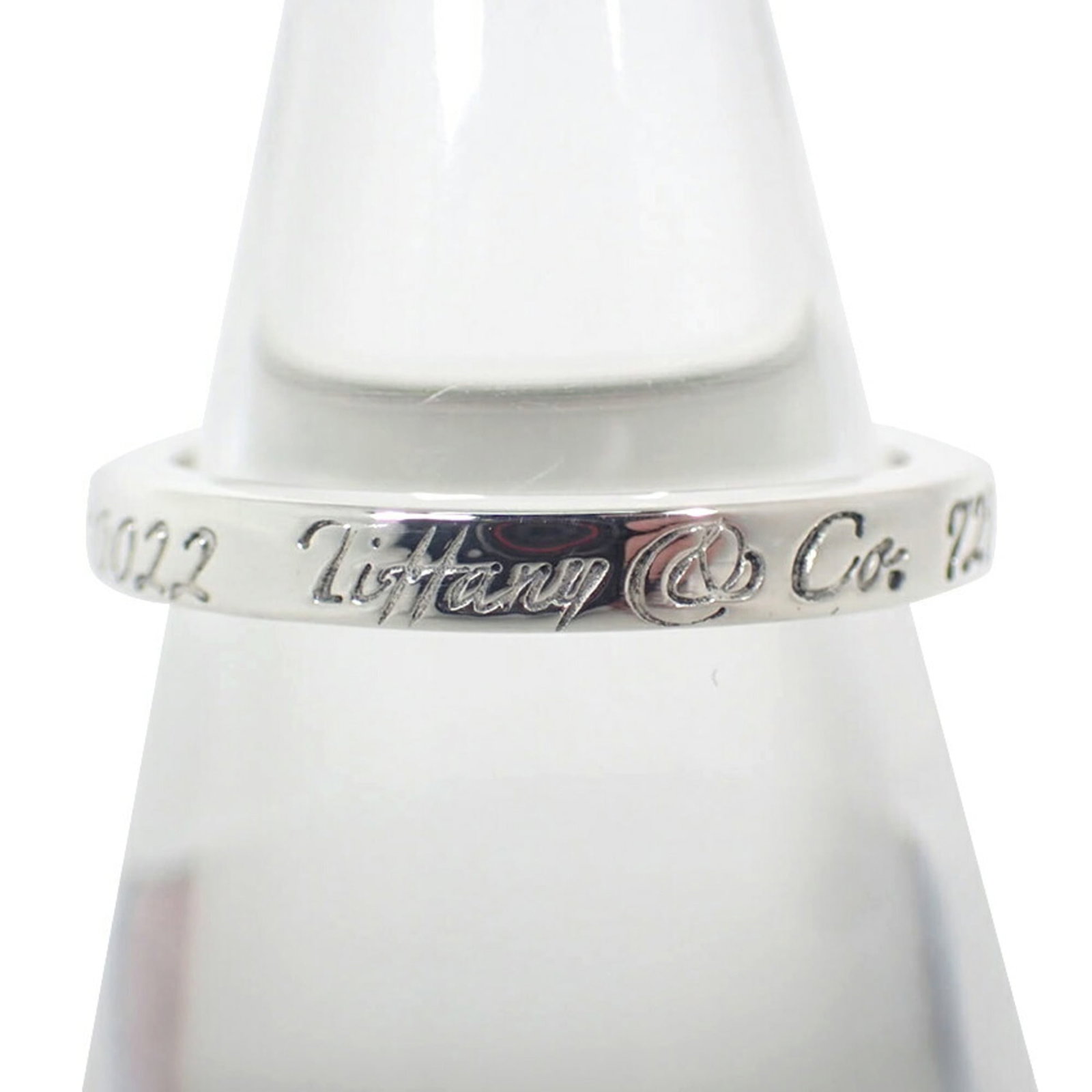 Sterling Silver Tiffany Band Ring 925: Sterling Silver Tiffany Band Ring 925 Sterling silver Tiffany band ring in 925 quality, featuring the iconic brand mark. This elegant ring boasts a classic design with a timeless appeal, suitable for