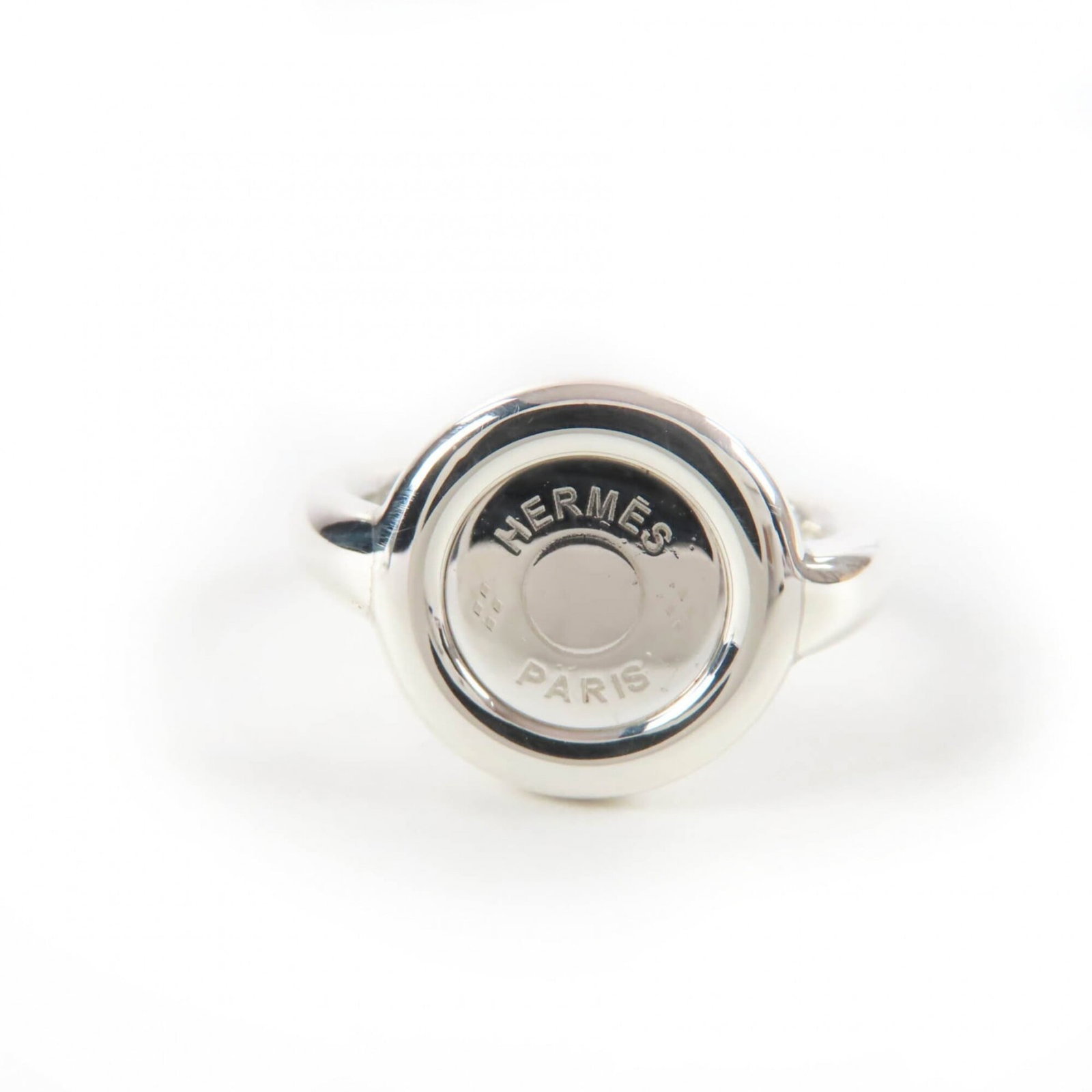 Silver Ring Band Hermes 925: Silver Ring Band Hermes 925 Silver Ring Band Hermes 925 features a sleek design made from high-quality silver, measuring 49mm in length and available in US size 5. This stylish band ring boasts the ic