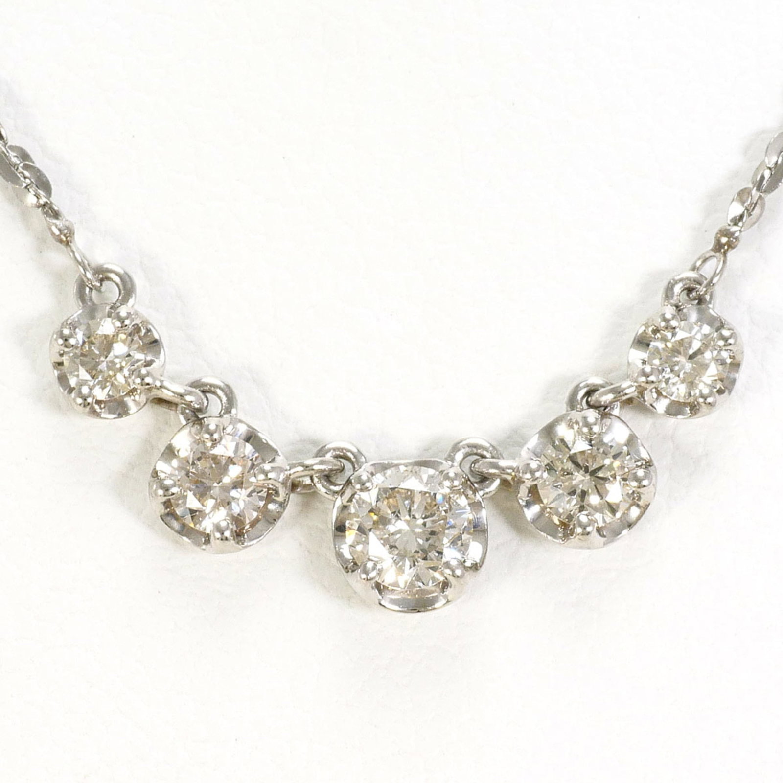 Pt900 Platinum/ Pt850 Necklace With 0.37Ct Diamond Total Weight 2.9G 40Cm Like New Condition: Pt900 Platinum/ Pt850 Necklace With 0.37Ct Diamond Total Weight 2.9G 40Cm Like New Condition Platinum/ Pt850 Necklace With 0.37Ct Diamond Total Weight 2.9G Features A 40cm Length, Making It Suitable