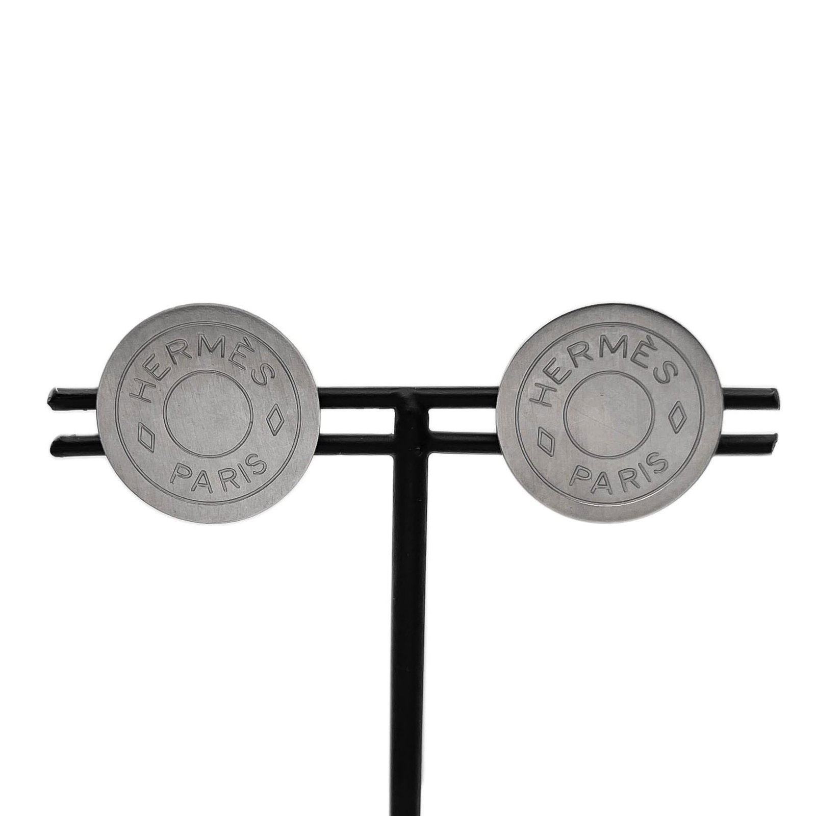 Hermes Clip Earrings Metal: Hermes Clip Earrings Metal Silver Hermes clip earrings with a sleek, modern design. Made from metal, these earrings feature a distinctive silver color and a compact size that makes them easy to wear.