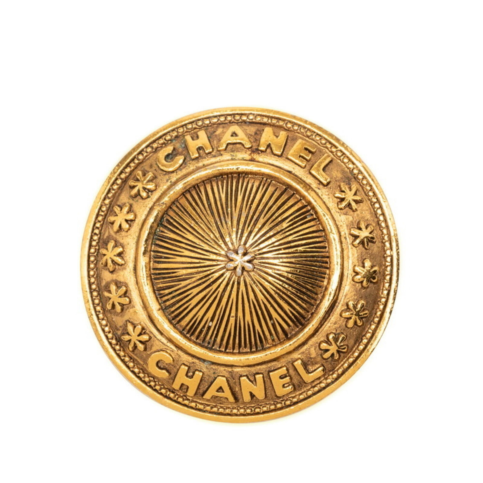 Brooch Chanel: Brooch Chanel Gold Brooch by Chanel, measuring 3.8cm x 3.8cm in size, bears a signature and features the iconic design of the brand. This elegant piece is made from gold and showcases the