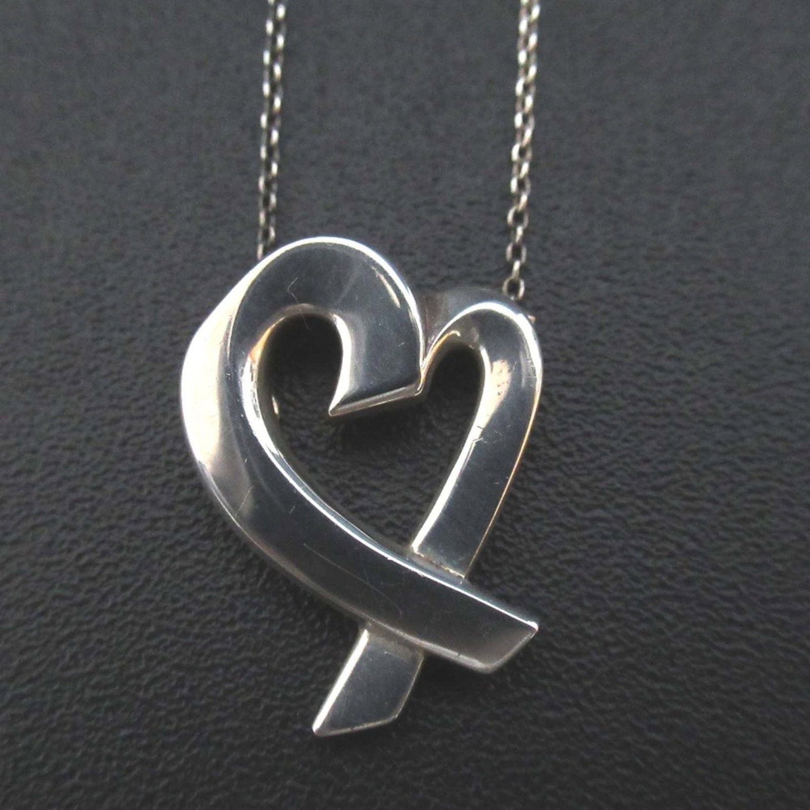Tiffany Co Paloma Picasso Loving Heart Necklace Pendant Sv Silver For Women: Tiffany Co Paloma Picasso Loving Heart Necklace Pendant Sv Silver For Women Tiffany & Co's Paloma Picasso Loving Heart Necklace Pendant in sterling silver, featuring the iconic design. This elegant