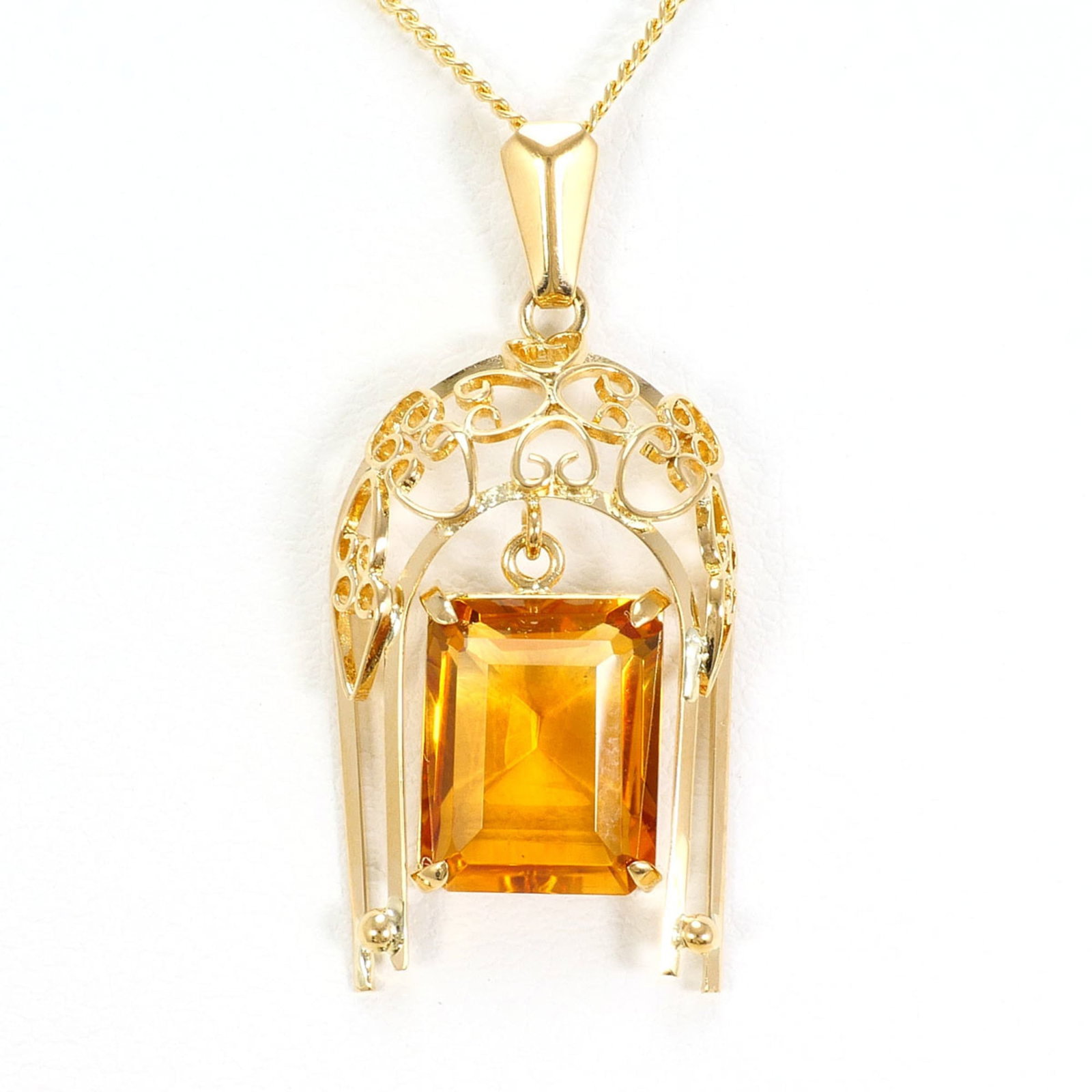 Yellow Gold Necklace 18K with Citrine Total Weight 3.5G 45Cm Jewelry: Yellow Gold Necklace 18K with Citrine Total Weight 3.5G 45Cm Jewelry Yellow gold necklace with citrine pendant, featuring a total weight of 3.5g and measuring 45cm in circumference. The 18K yellow gol