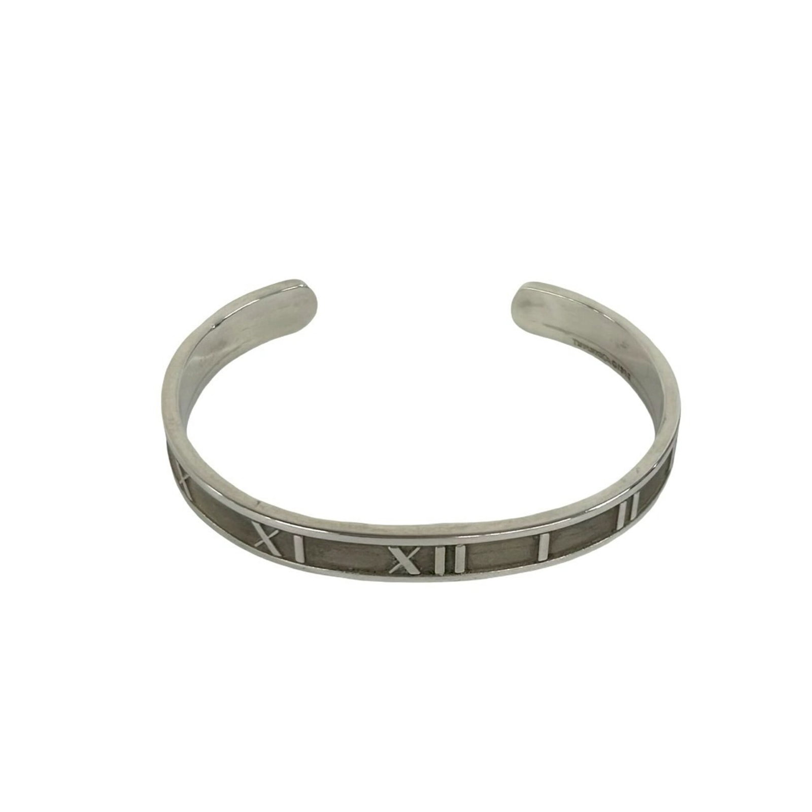 Silver Tiffany Bangle 925: Silver Tiffany Bangle 925 Silver Tiffany Bangle 925 boasts a sleek and sophisticated design, crafted from high-quality silver material. The 18cm length provides a comfortable fit for women's wrists,