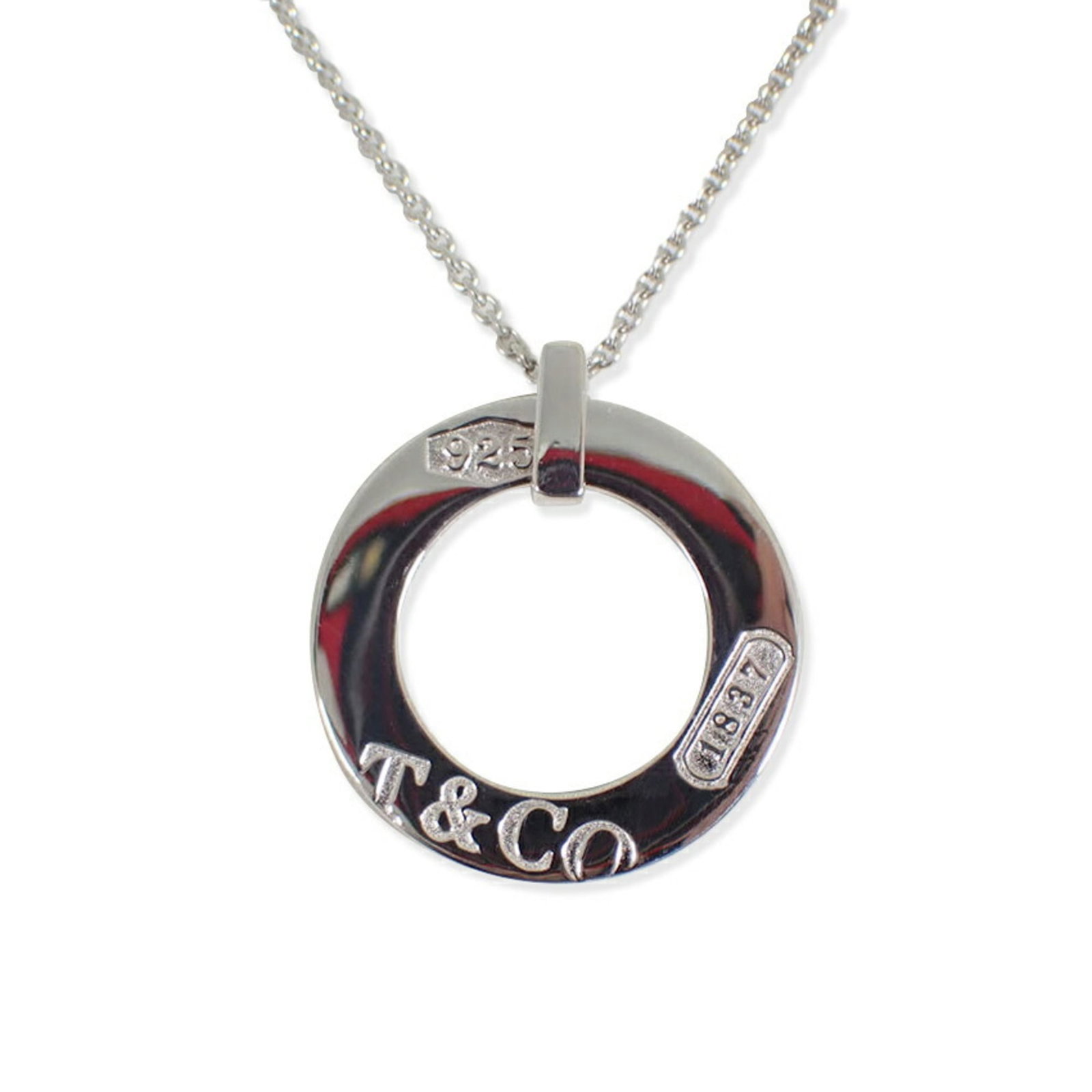 Tiffany 925 Pendant 1837: Tiffany 925 Pendant 1837 Sterling silver pendant from Tiffany, crafted in 1837. This elegant piece features a 24mm diameter and measures 41cm in circumference, making it a timeless addition to any