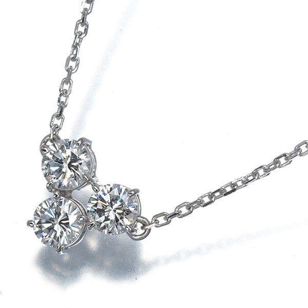 Tasaki Necklace Diamond 1.03Ct 3P 900 850 Platinum: Tasaki Necklace Diamond 1.03Ct 3P 900 850 Platinum 900 platinum pendant features a stunning 1.03ct diamond, carefully crafted into a beautiful necklace design. The natural setting showcases the diamon